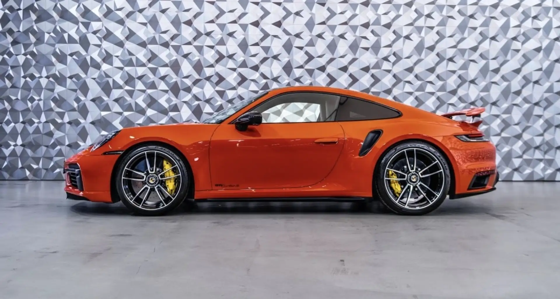 Porsche 992 Turbo S Coupé PDK Oranje - 2