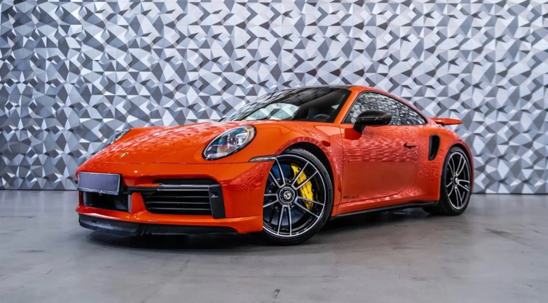 Porsche 992 Turbo S Coupé PDK Oranje - 1