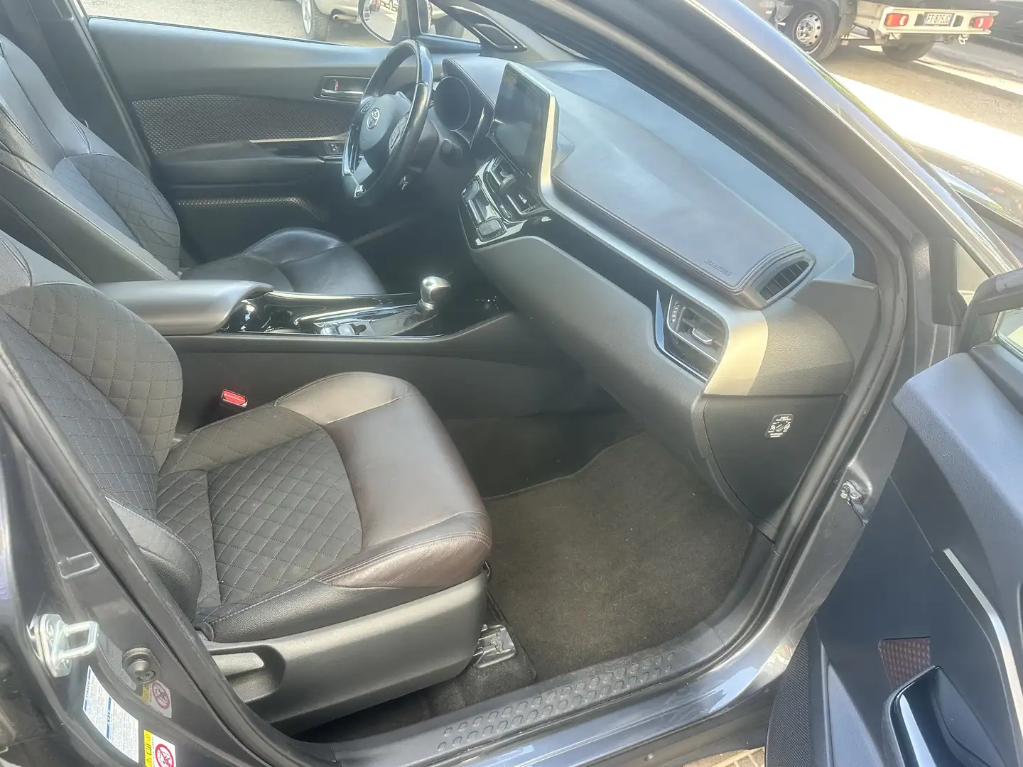 Toyota C-HR 1.2t Lounge 4wd cvt Grigio - 2