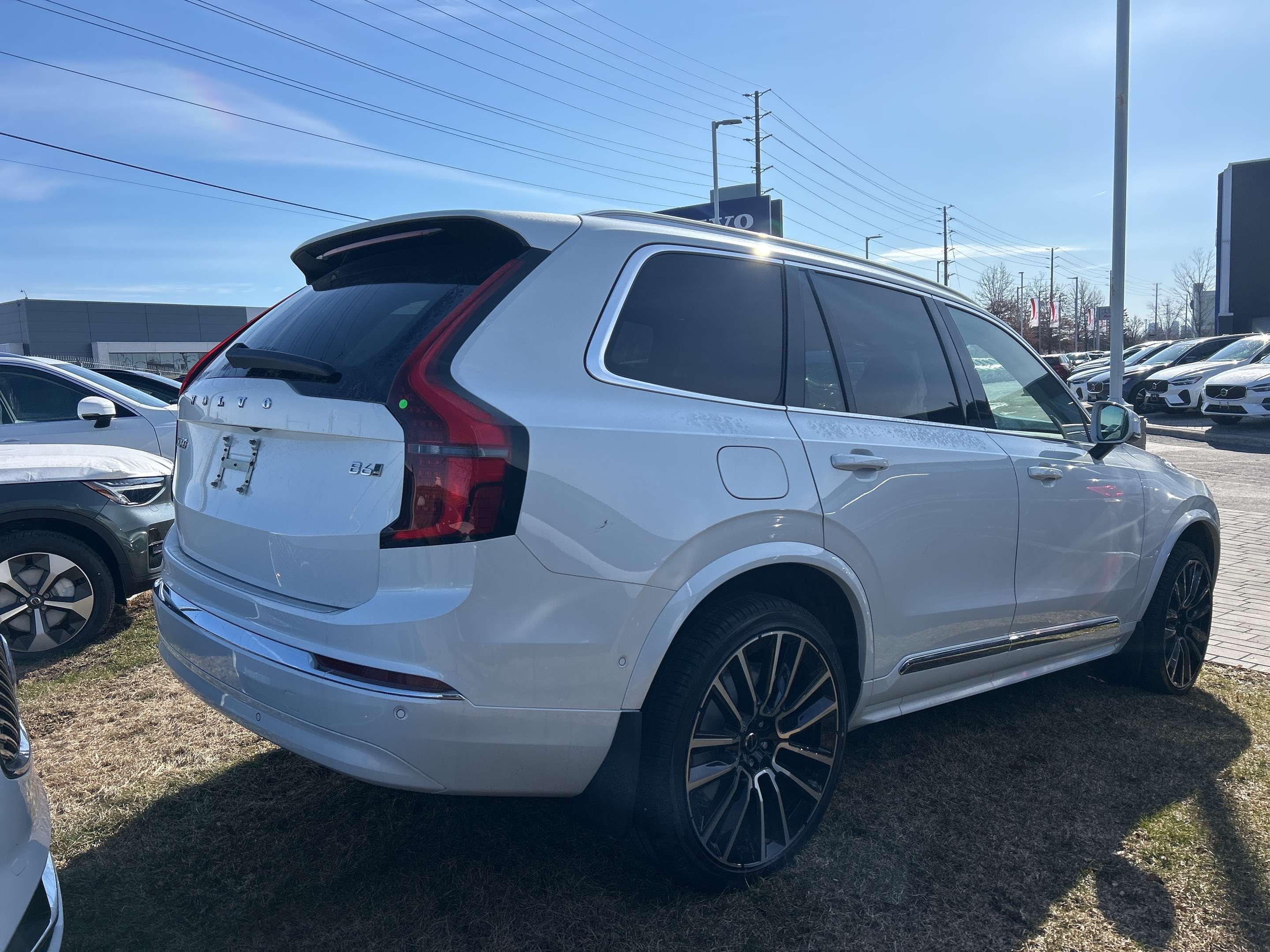 2026 Volvo XC90 B6 AWD Plus Bright Theme 7-Seater alt 4