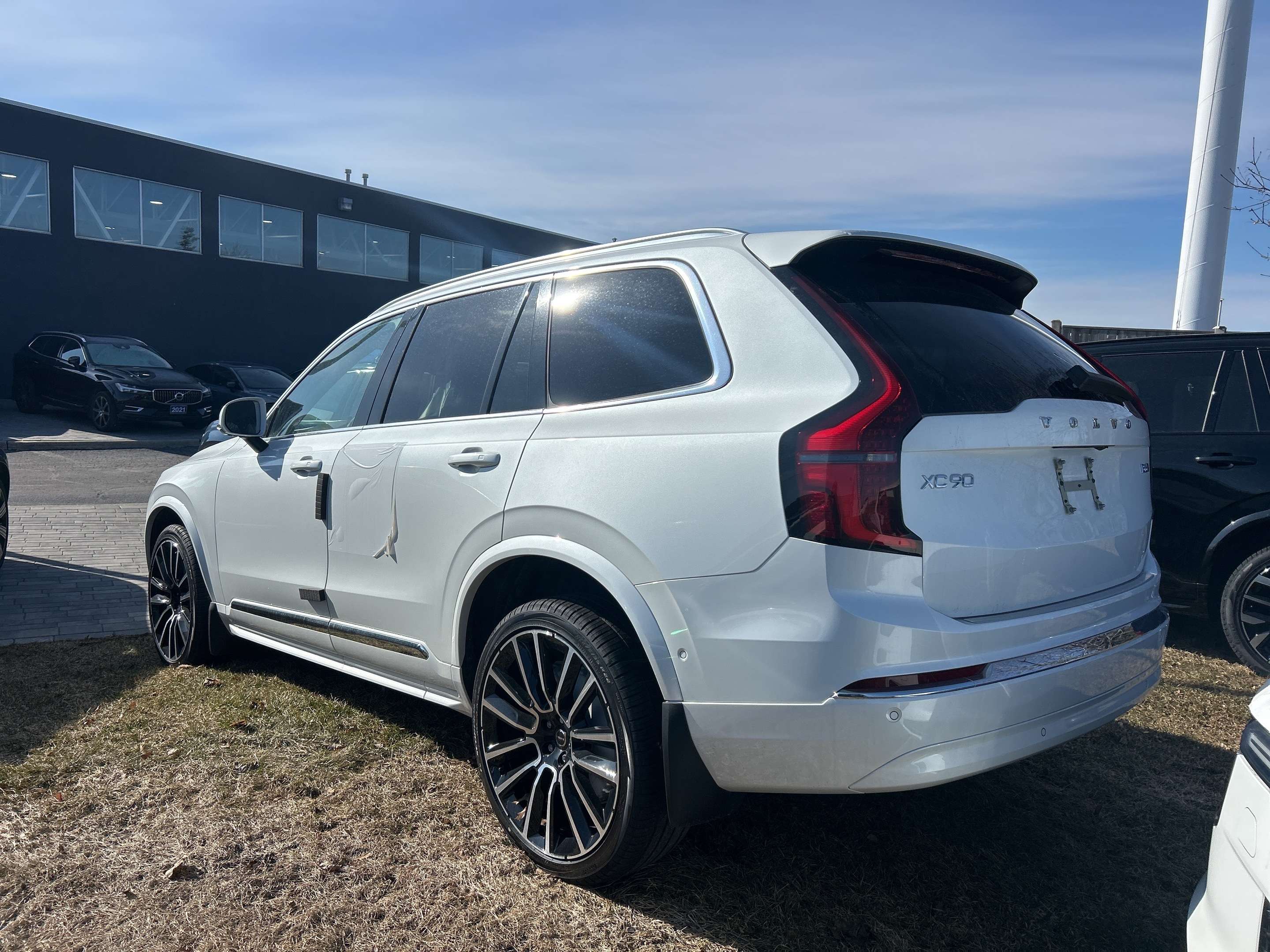 2026 Volvo XC90 B6 AWD Plus Bright Theme 7-Seater alt 3
