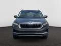 Skoda Karoq *DIRECTIEWAGEN*1.5 TSI 110kW (150pk) DSG7*FAMILY*ZETELVERWARMING VR*TREKHAAK*ELEKTR KOFFER*CAMERA* Grijs - thumbnail 2