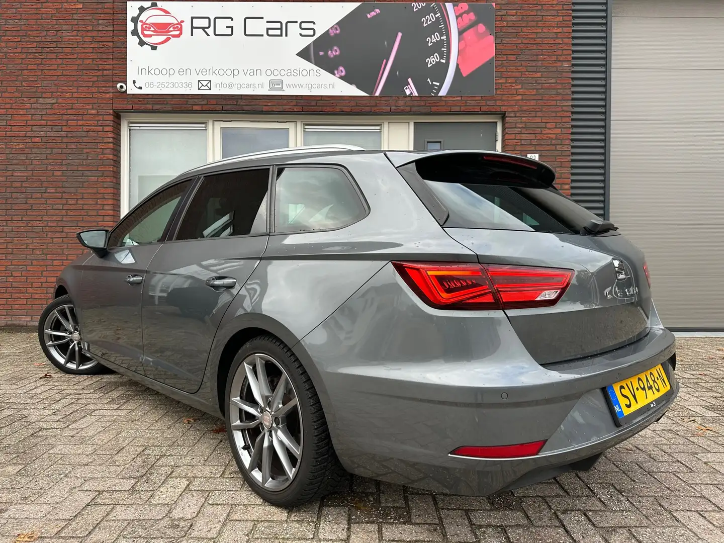 SEAT Leon ST 1.0 EcoTSI Style Business Intense / Navi / PDC Grigio - 2