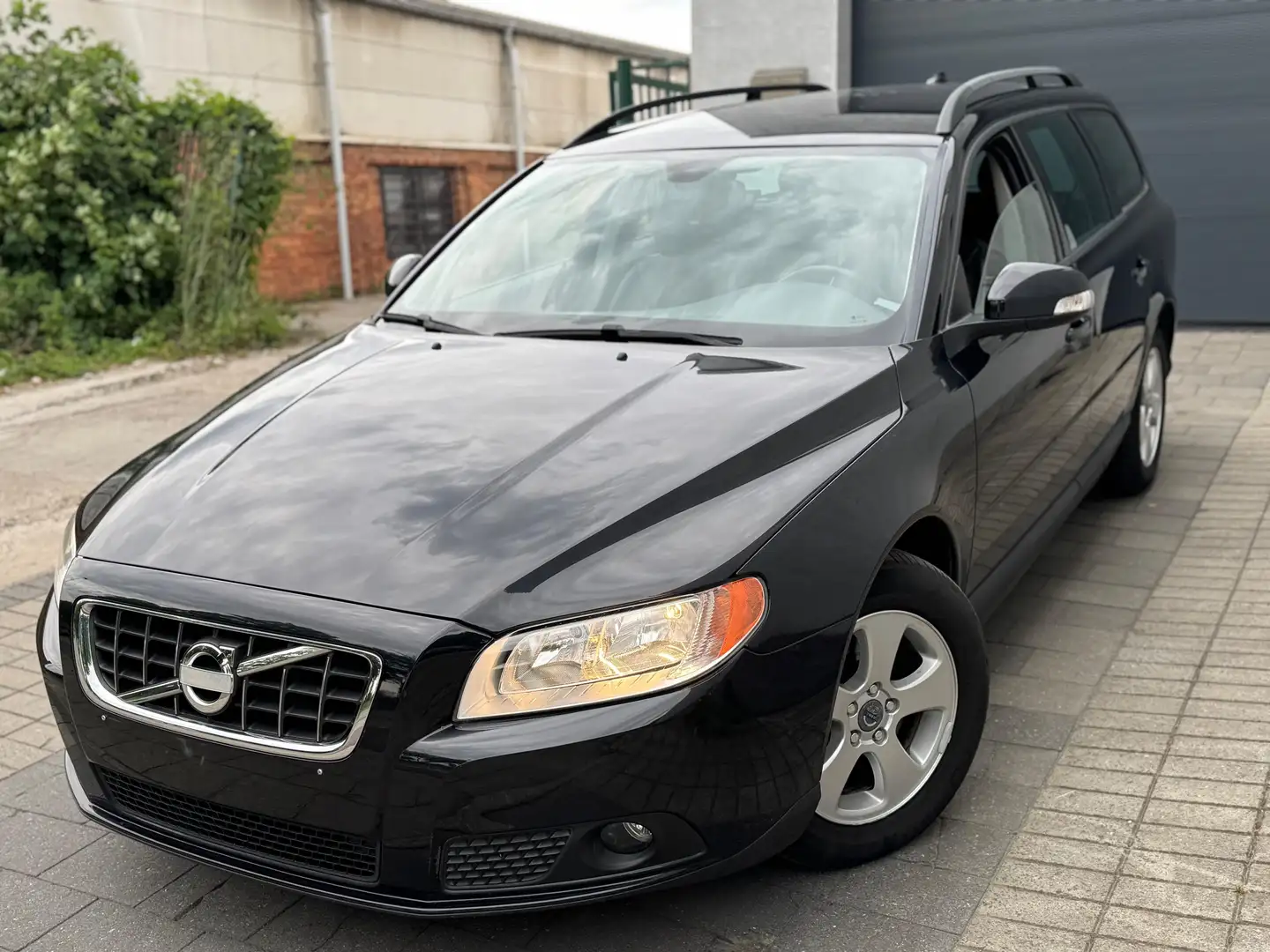 Volvo V70 2.5 Turbo Kinetic met 59000 km Fekete - 1