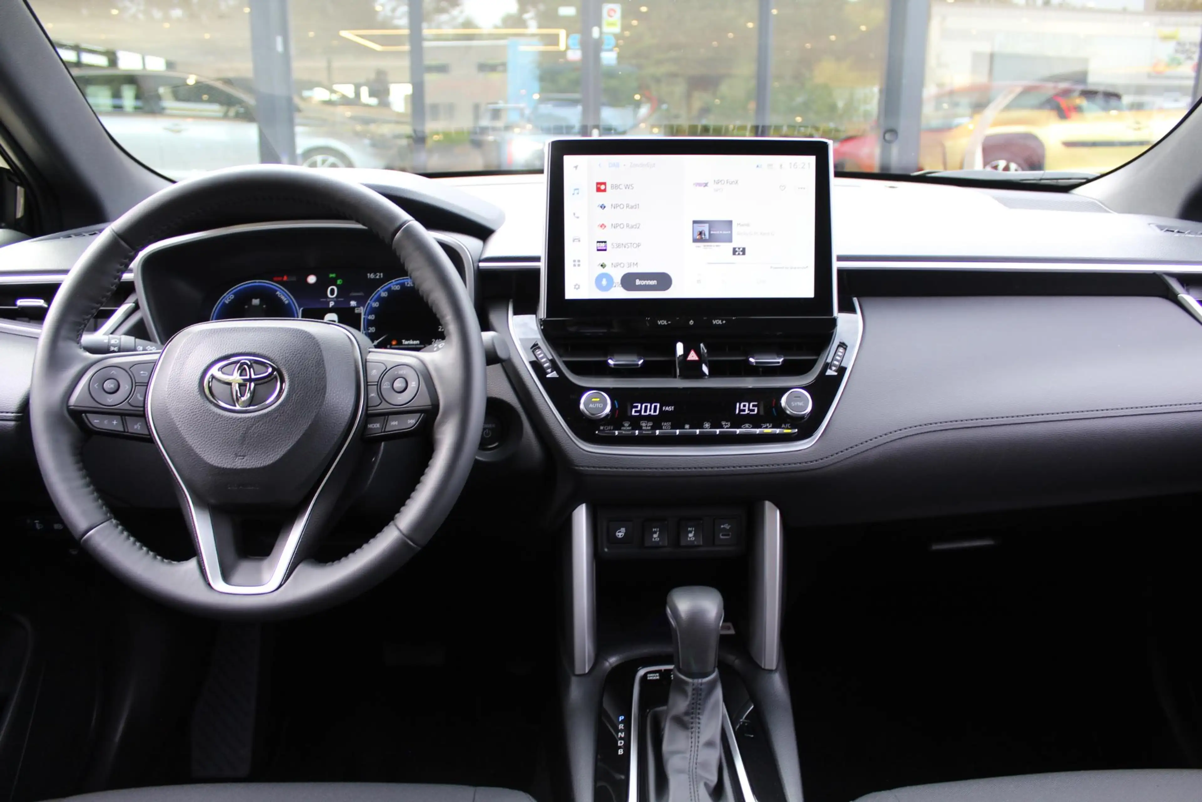 Toyota Corolla Cross Hybrid 140 Style — photo 4