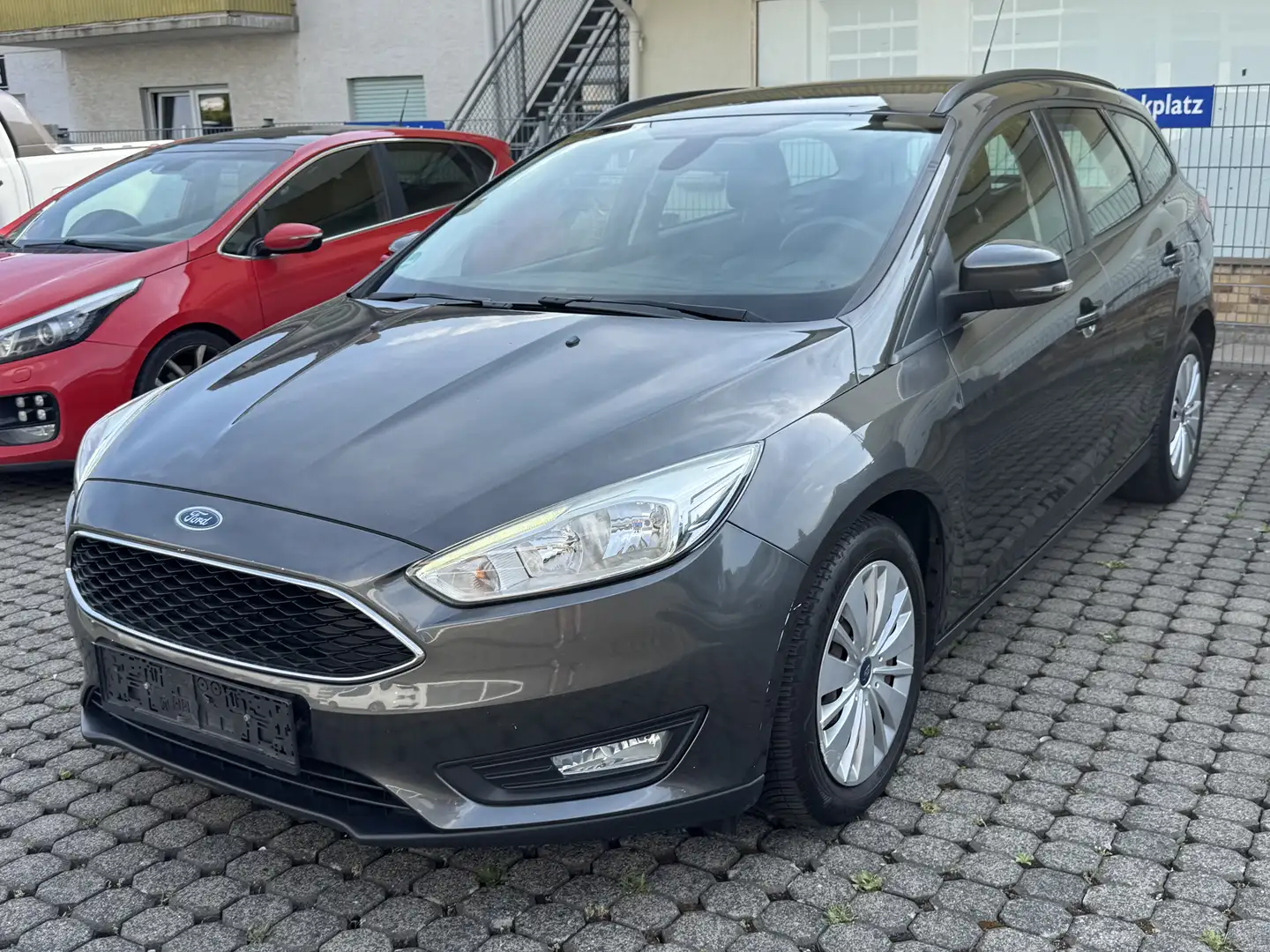 Ford Focus 1.0 NAVI KLIMA SHZ 6-GANG START+STOP TEMP BC EURO6 Grau - 1