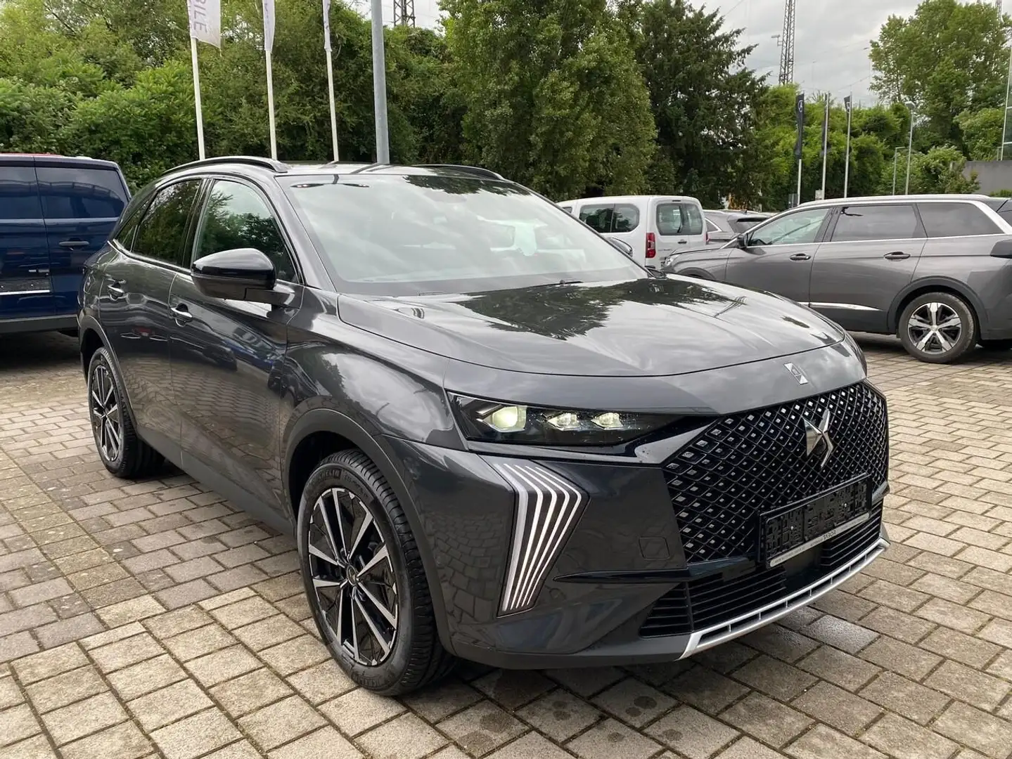 DS Automobiles DS 7 130 EAT8 Pallas Nav TechP PDC PrivG ACC SHZ 96 ... Gris - 2