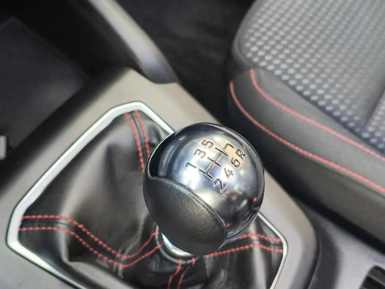Ford Focus 1.0 EcoBoost Hybrid 125 CV ST-Line Tetto apribile, миниатюра 30