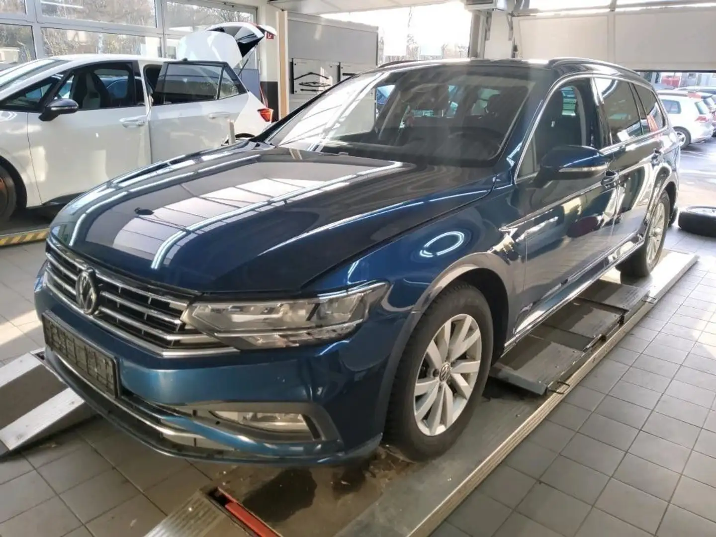 Volkswagen Passat Variant 2.0 TDI SCR DSG Business Blau - 2