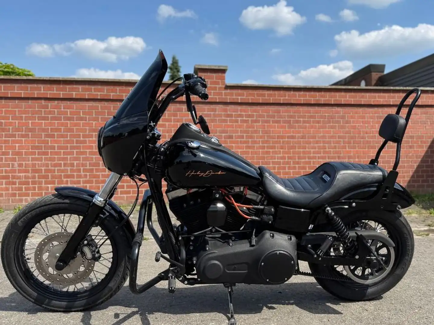 Harley-Davidson Dyna Street Bob Zwart - 1