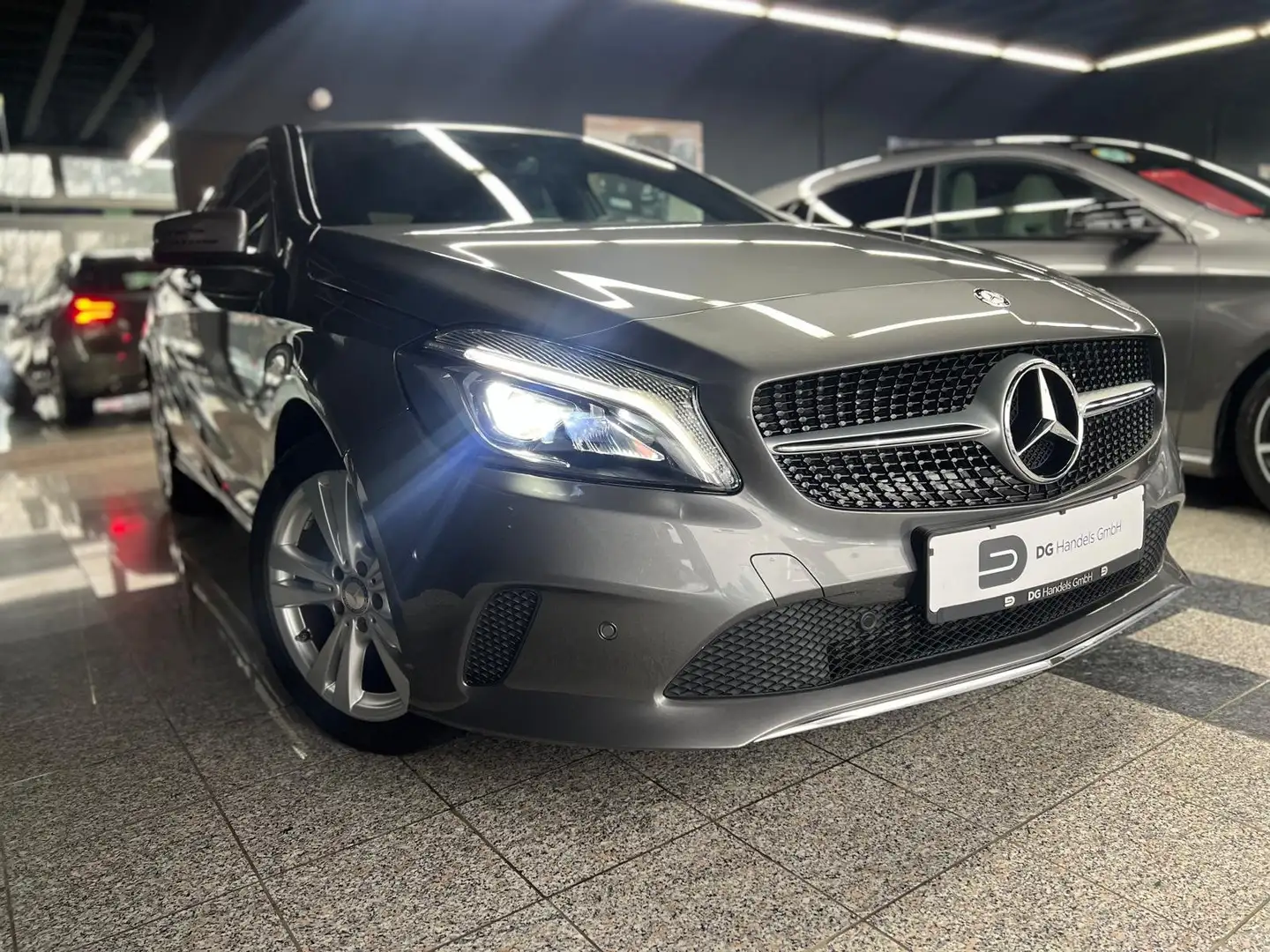 Mercedes-Benz A 180 A 180 BlueEfficiency Urban (nur 19.243KM) Gris - 2