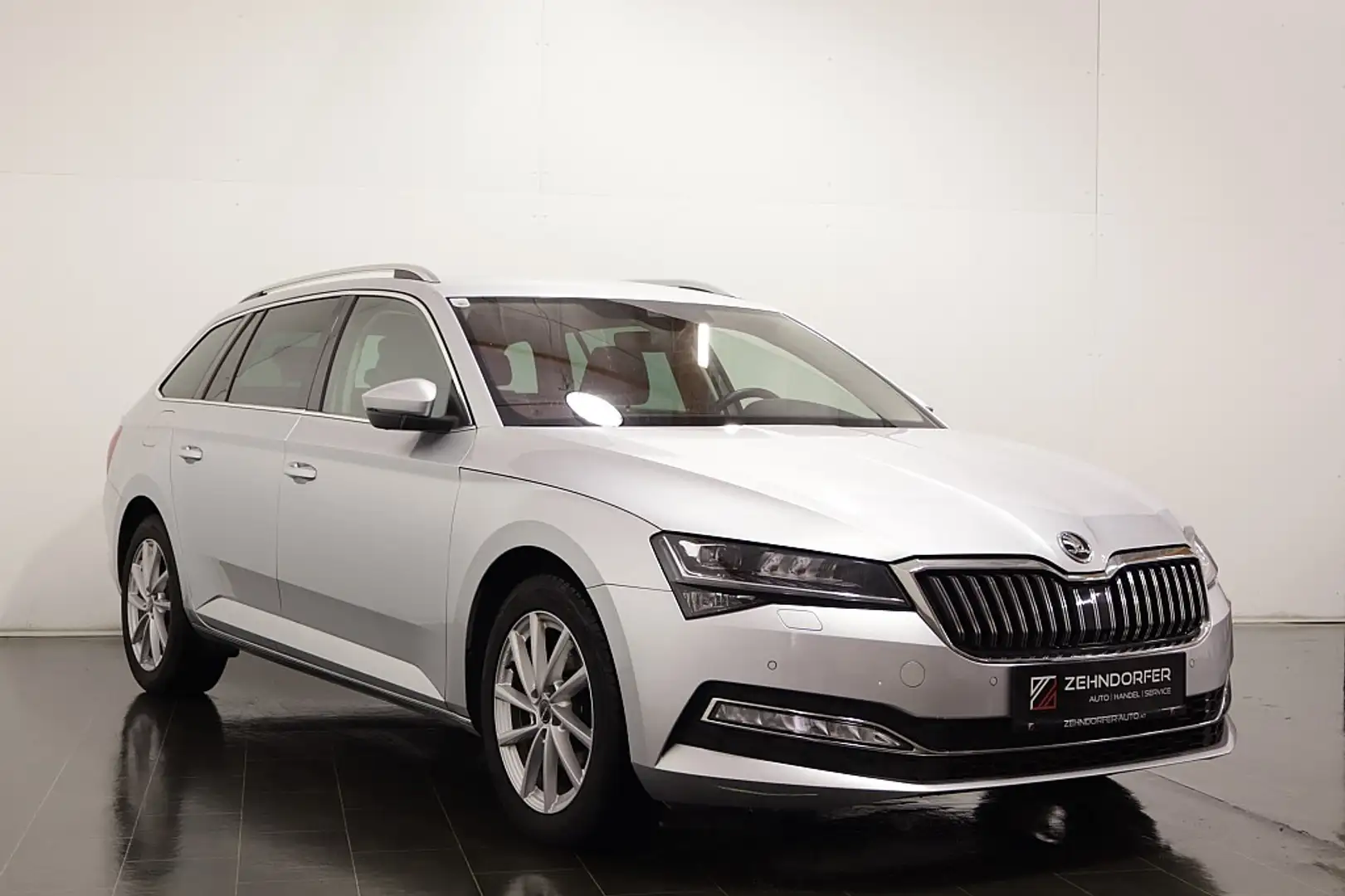Skoda Superb Kombi 2,0 TDI Style DSG / Virtual / AHK / 360° ... Silber - 2