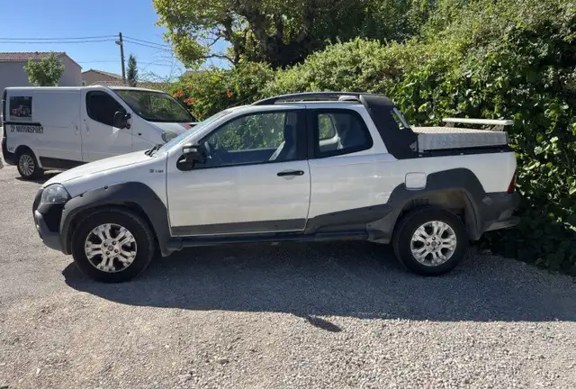 Fiat Strada view 2