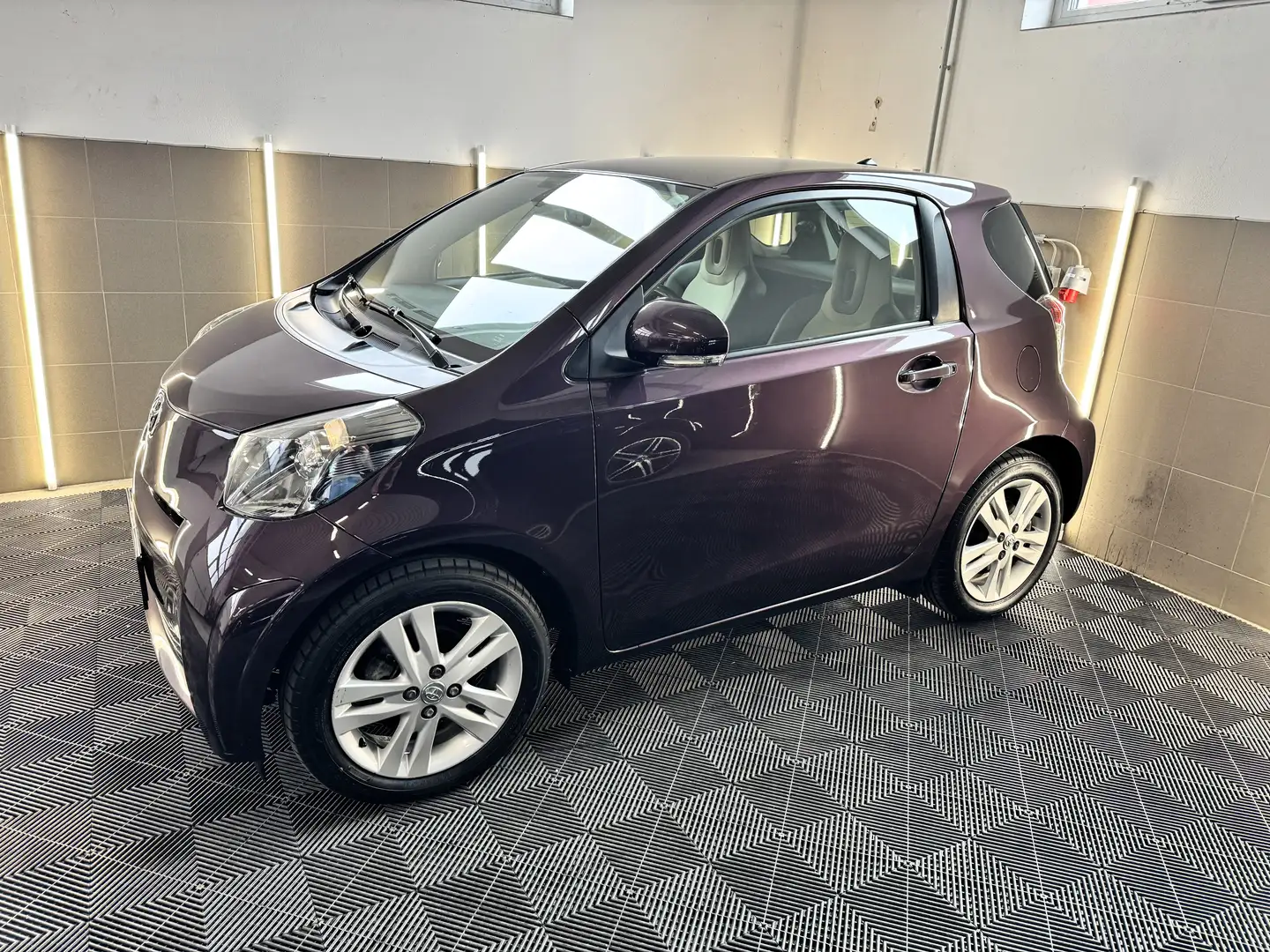 Toyota iQ iQ ² 1,33 dVVT-i Automatik Kamera/SHZ/Klima Violett - 2