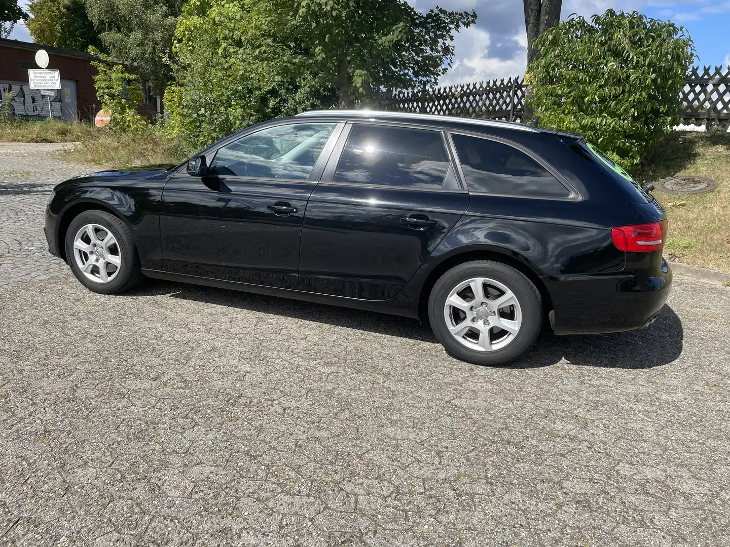 Audi A4 Attraction Schwarz - 1