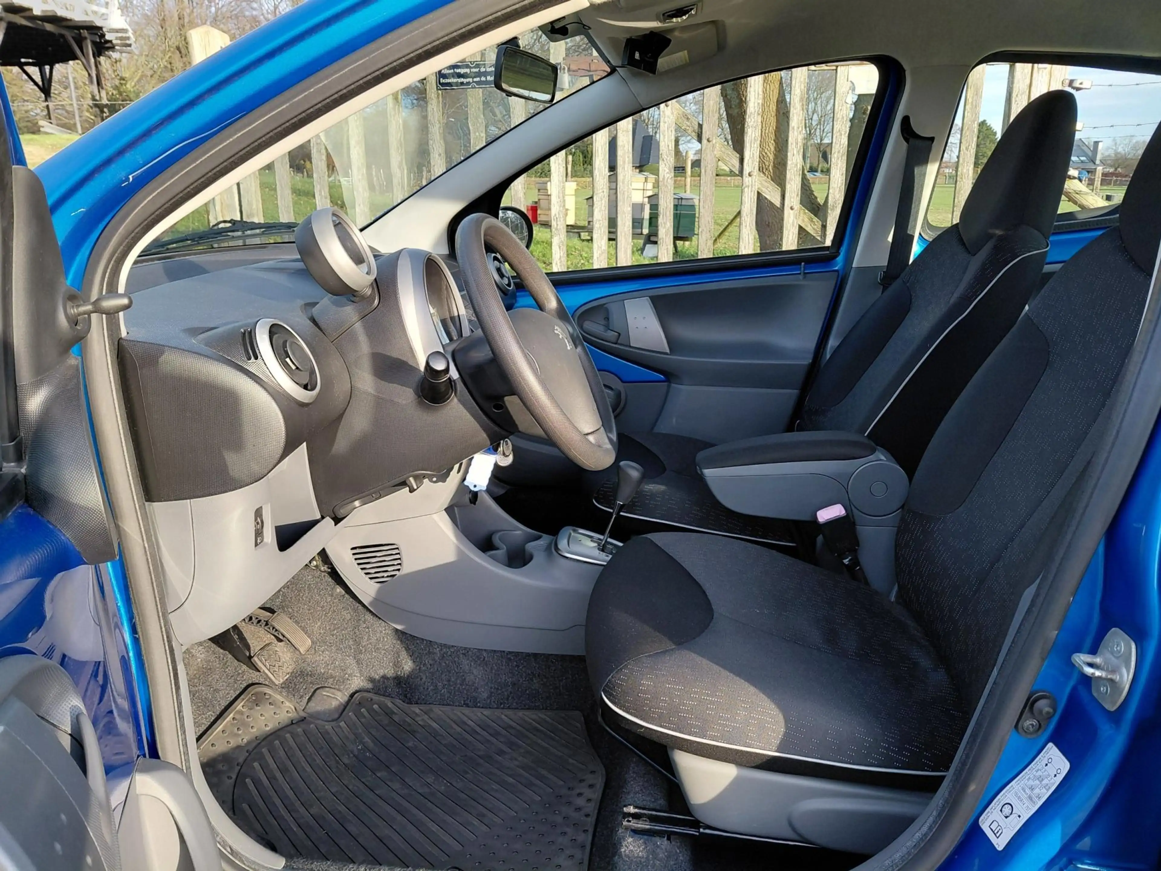 Peugeot 107 1.0-12V XS — photo 12