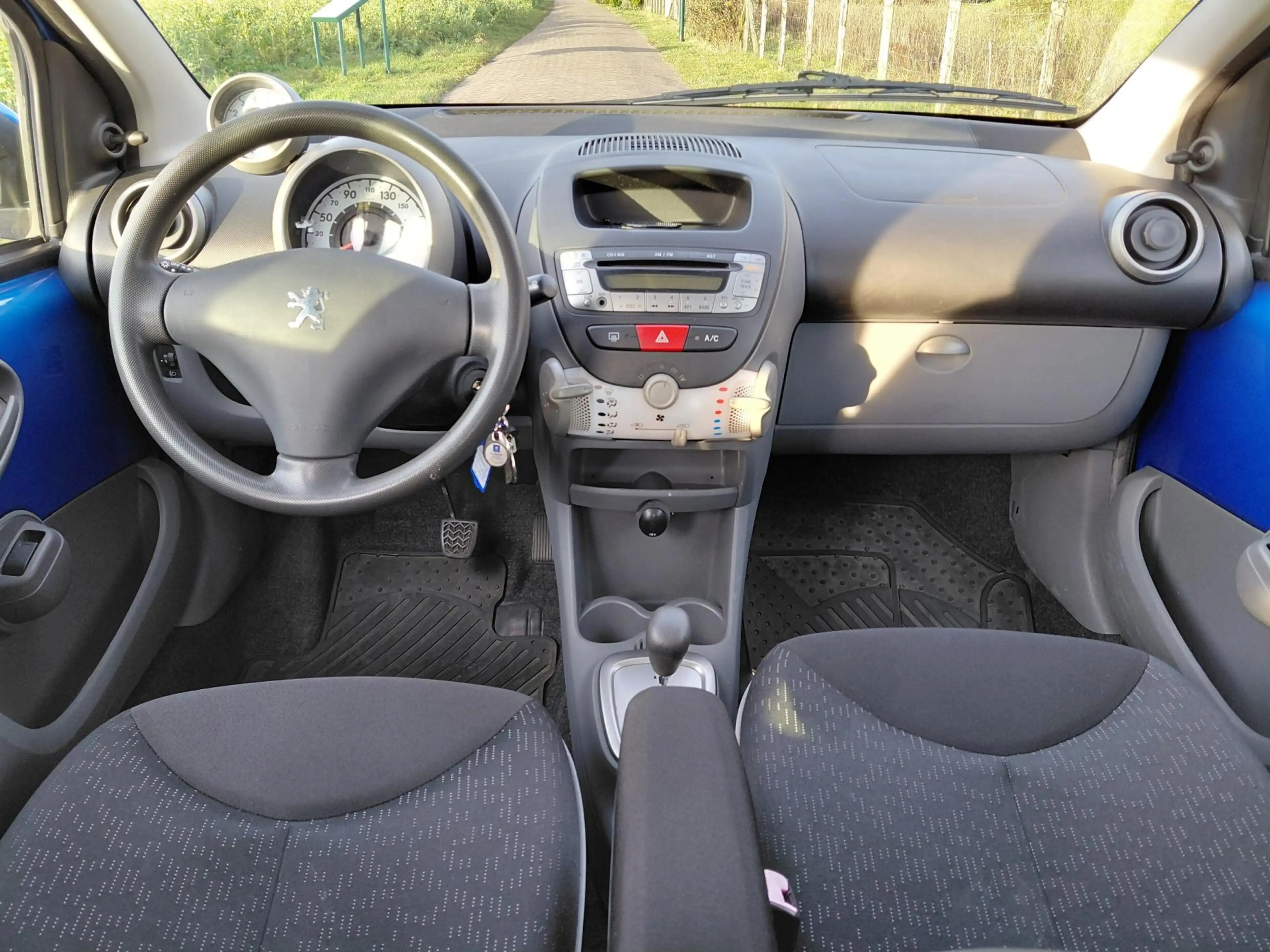 Peugeot 107 1.0-12V XS — photo 11