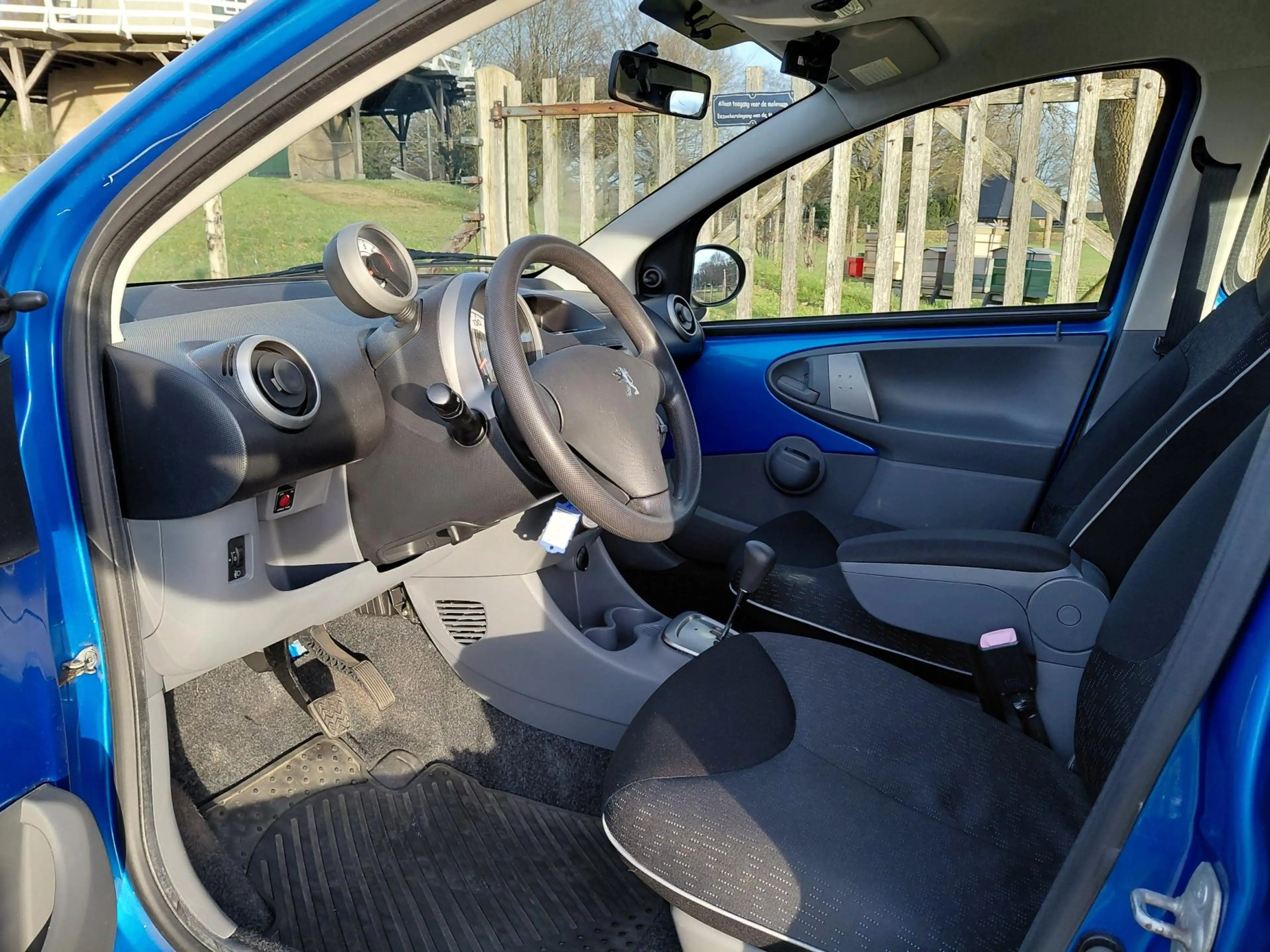 Peugeot 107 1.0-12V XS — photo 9