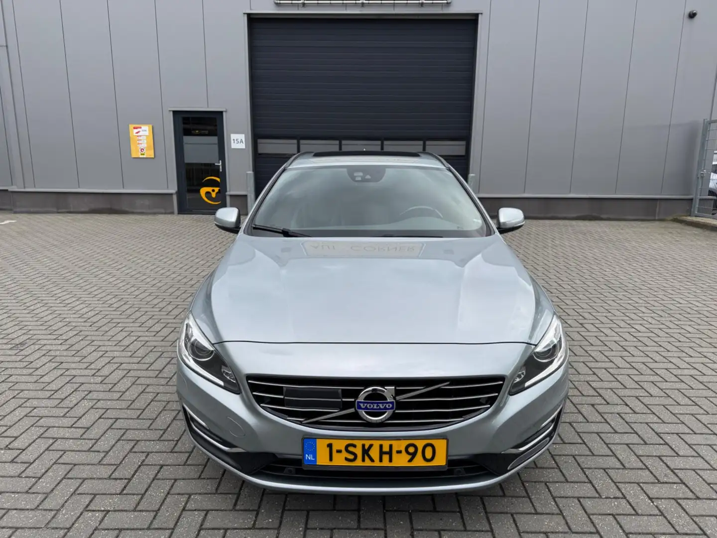 Volvo V60 2.4 D6 AWD Plug-In Hybrid Summum Grijs - 2