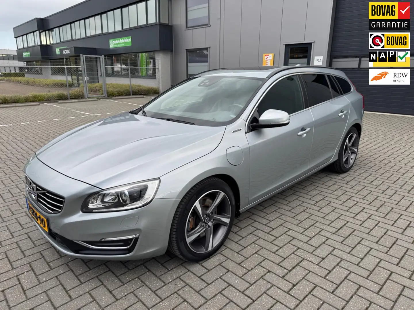 Volvo V60 2.4 D6 AWD Plug-In Hybrid Summum Grijs - 1