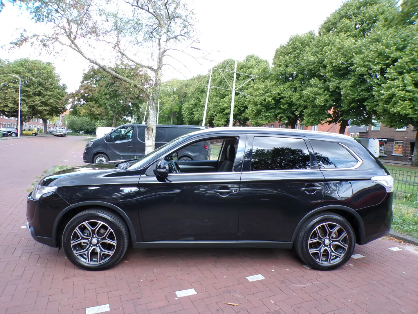 Mitsubishi Outlander 2.0 PHEV Executive Edition X-Line NIEUW ACCU PAKKE Zwart - 2