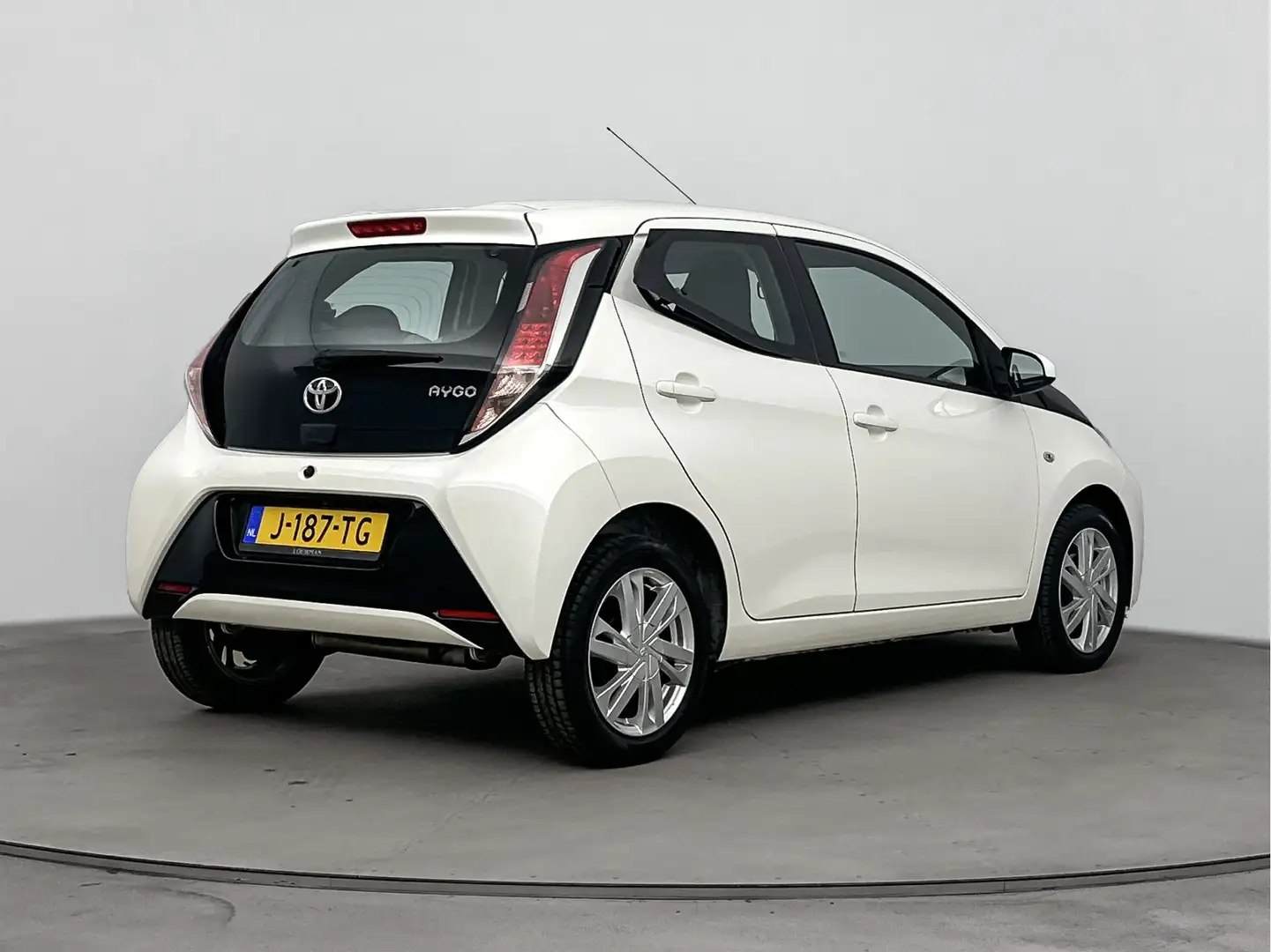 Toyota Aygo 1.0 VVT-i x-sport Limited | Camera | Airco | LM ve Wit - 2