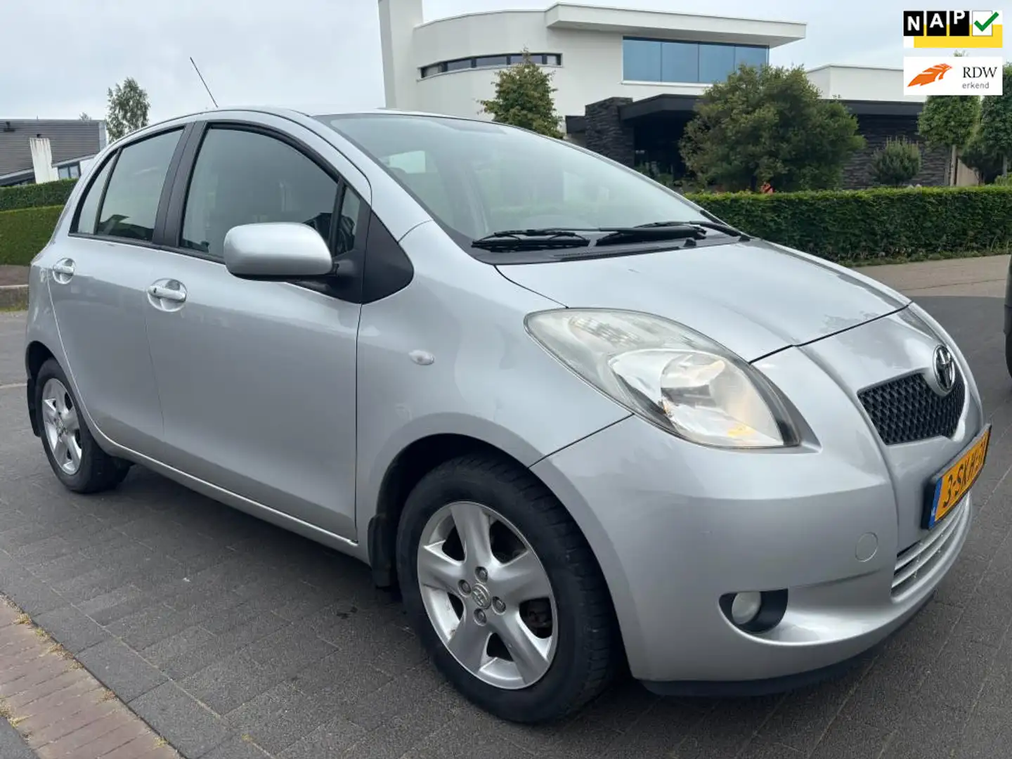 Toyota Yaris 1.3 VVTi automaat 96000 km nieuwe a.p.k airco Gris - 1