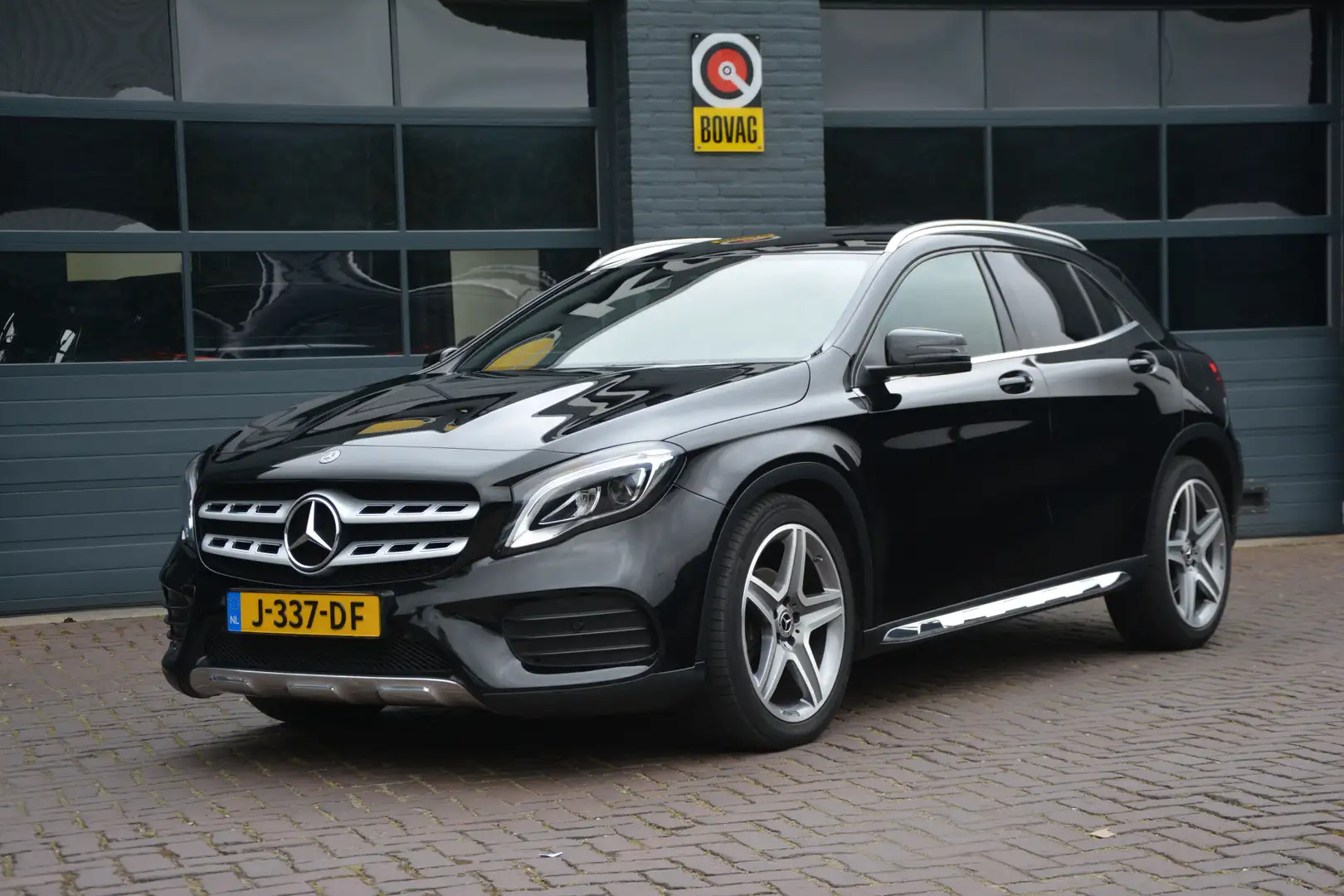 Mercedes-Benz GLA 180 Business Solution AMG Noir - 1