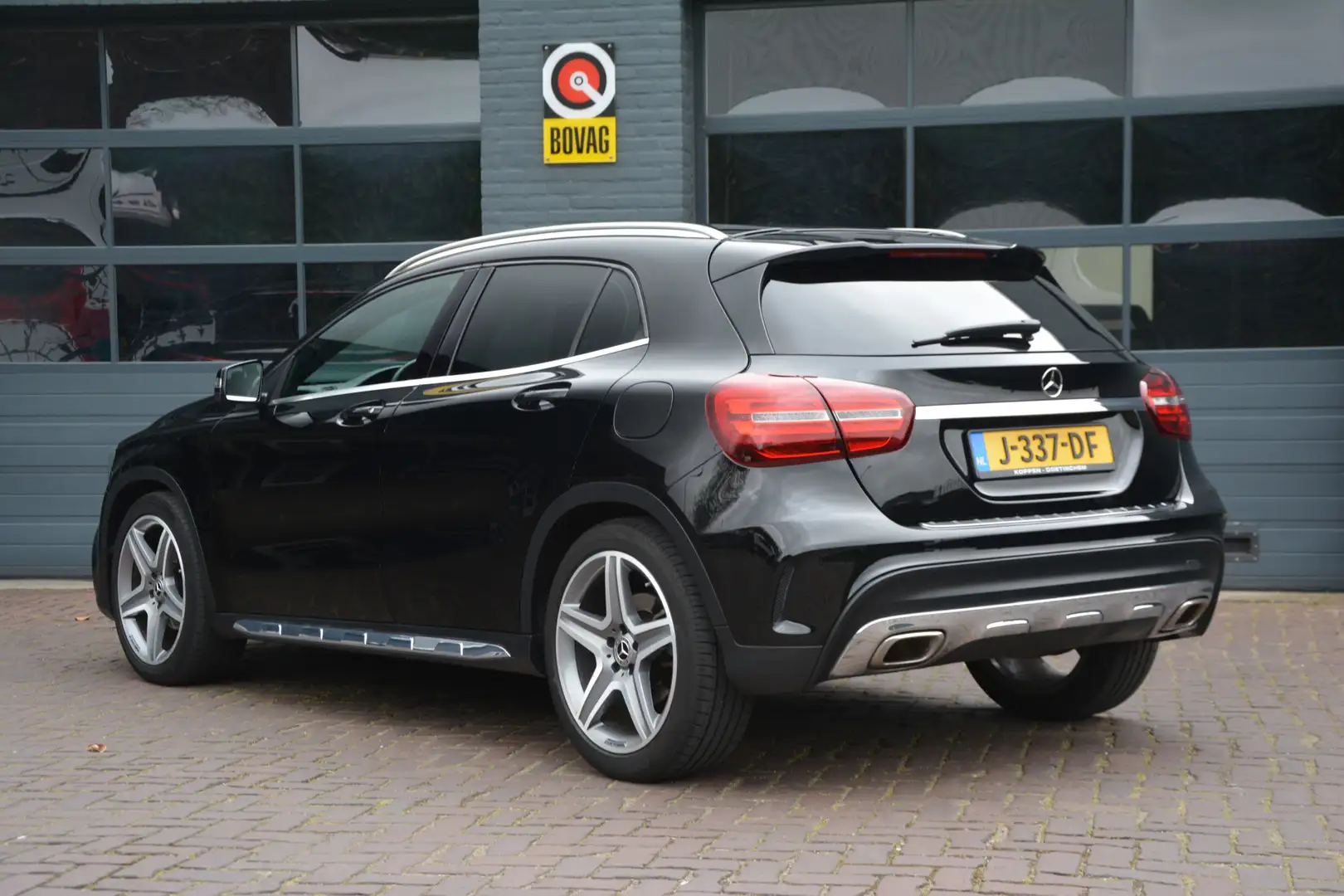 Mercedes-Benz GLA 180 Business Solution AMG Noir - 2