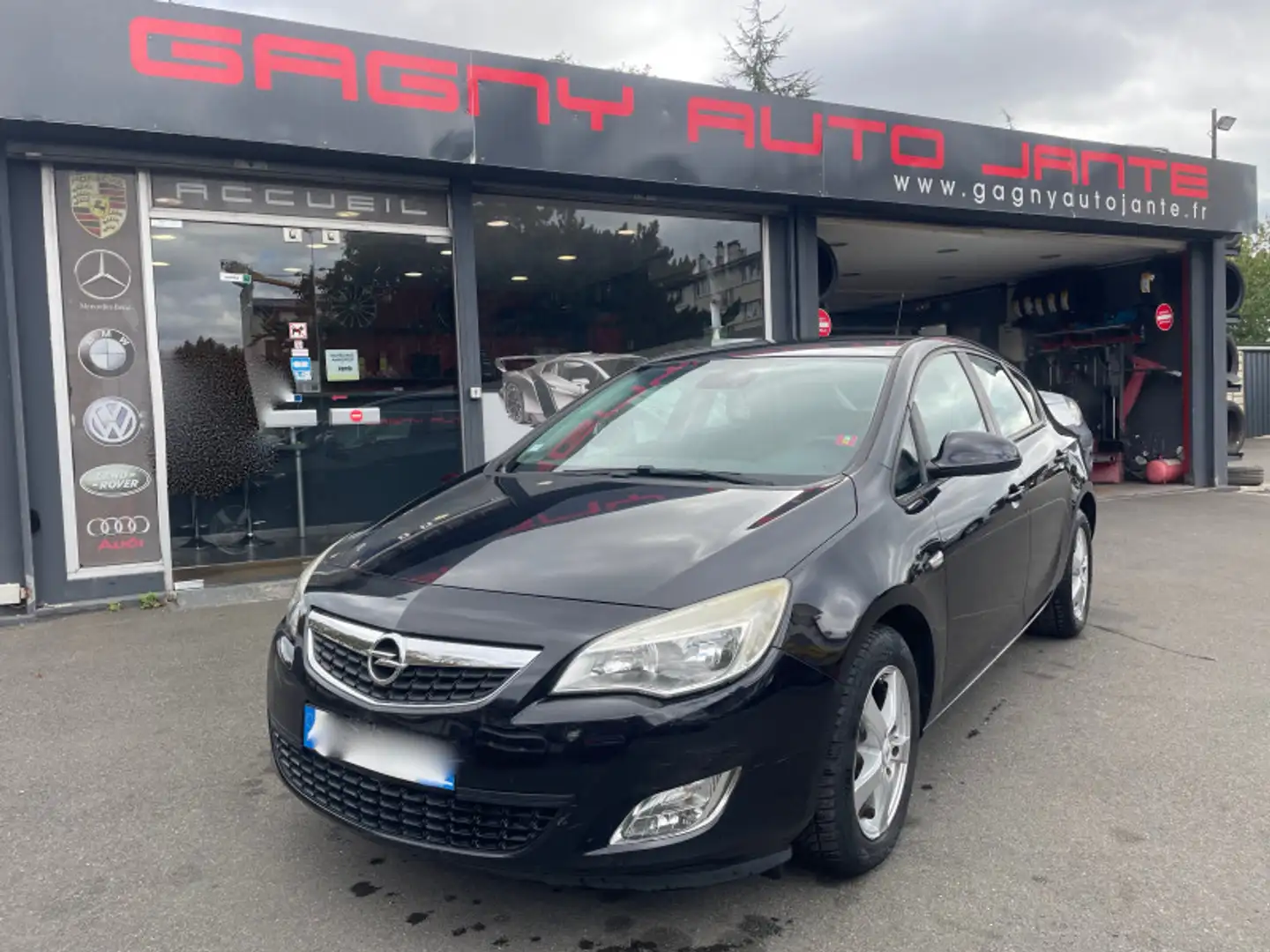 Opel Astra 1.7 CDTI110 FAP CONNECT PACK Zwart - 1