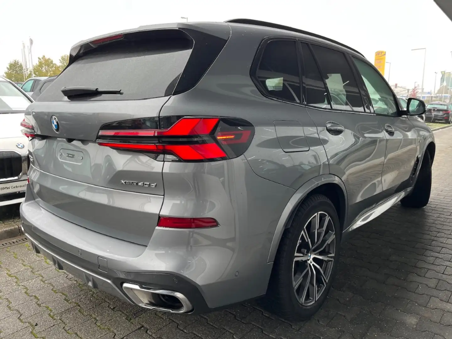 BMW X5 xDrive40d M Sport IconicGl AHK Pano SoftCl KomfSi Grau - 2