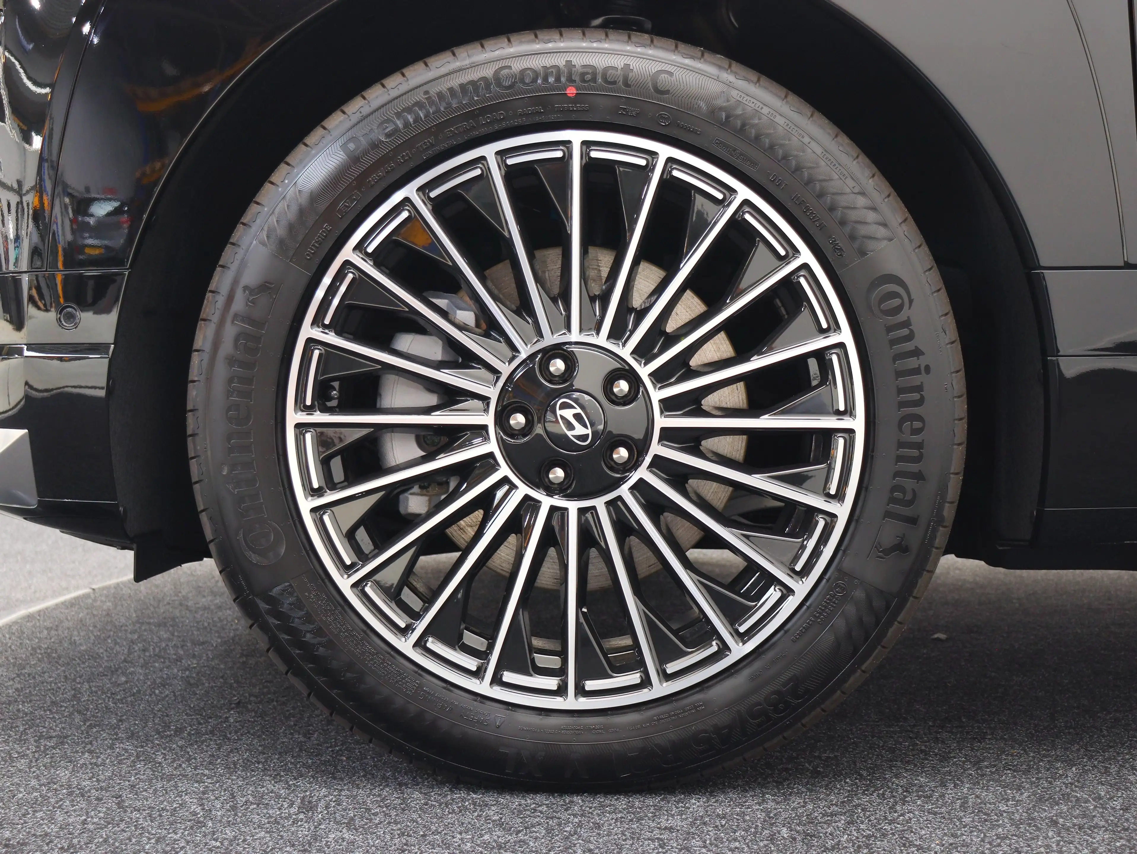 Hyundai IONIQ 9 Electric 110.3 kWh AWD+ Lounge (Abyss Black Pearl) — photo 8