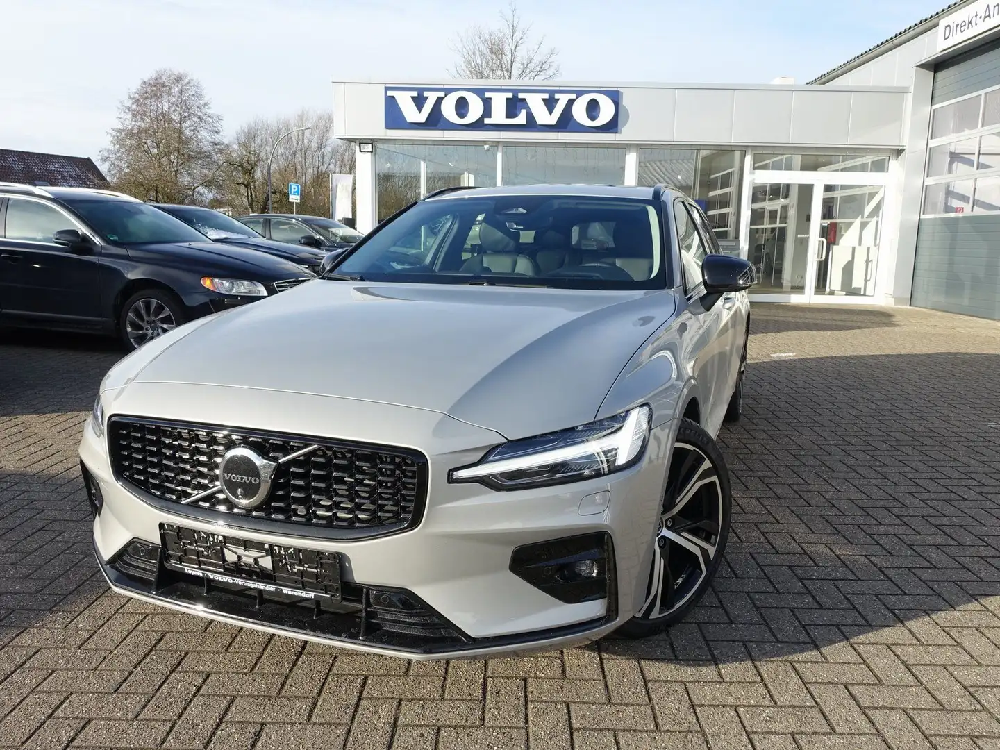 Volvo V60 Ultra B4 Dark/360°/AHK/Massage/B&W/Head-UP Silber - 1