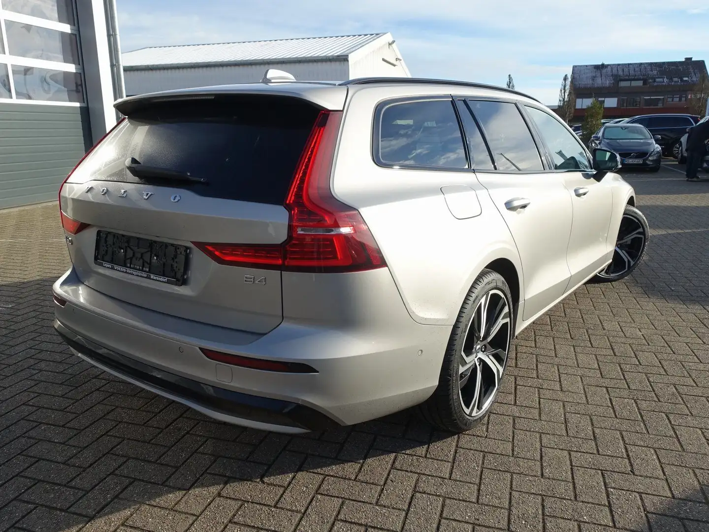 Volvo V60 Ultra B4 Dark/360°/AHK/Massage/B&W/Head-UP Silber - 2