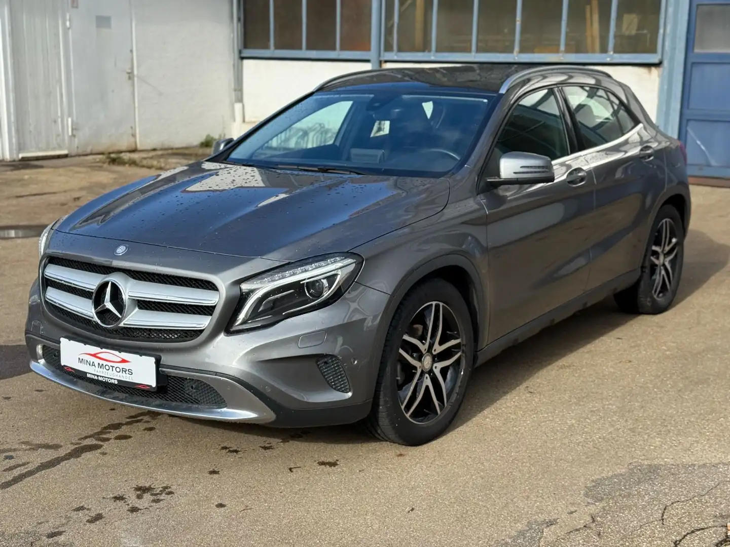 Mercedes-Benz GLA 180 Urban *Pano*Automatik* Grau - 1