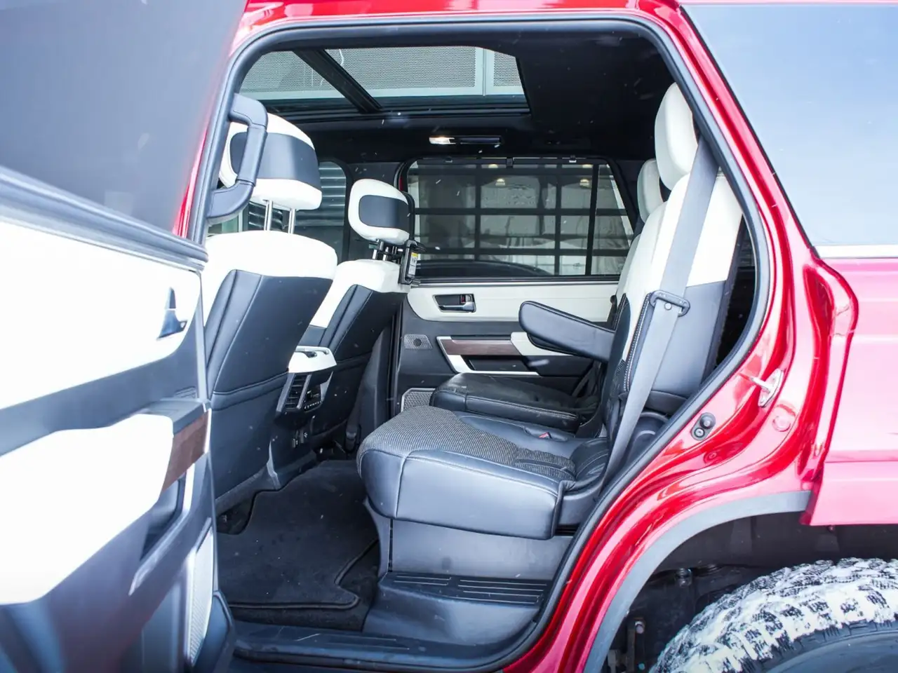 Toyota Sequoia снимка Toyota Sequoia