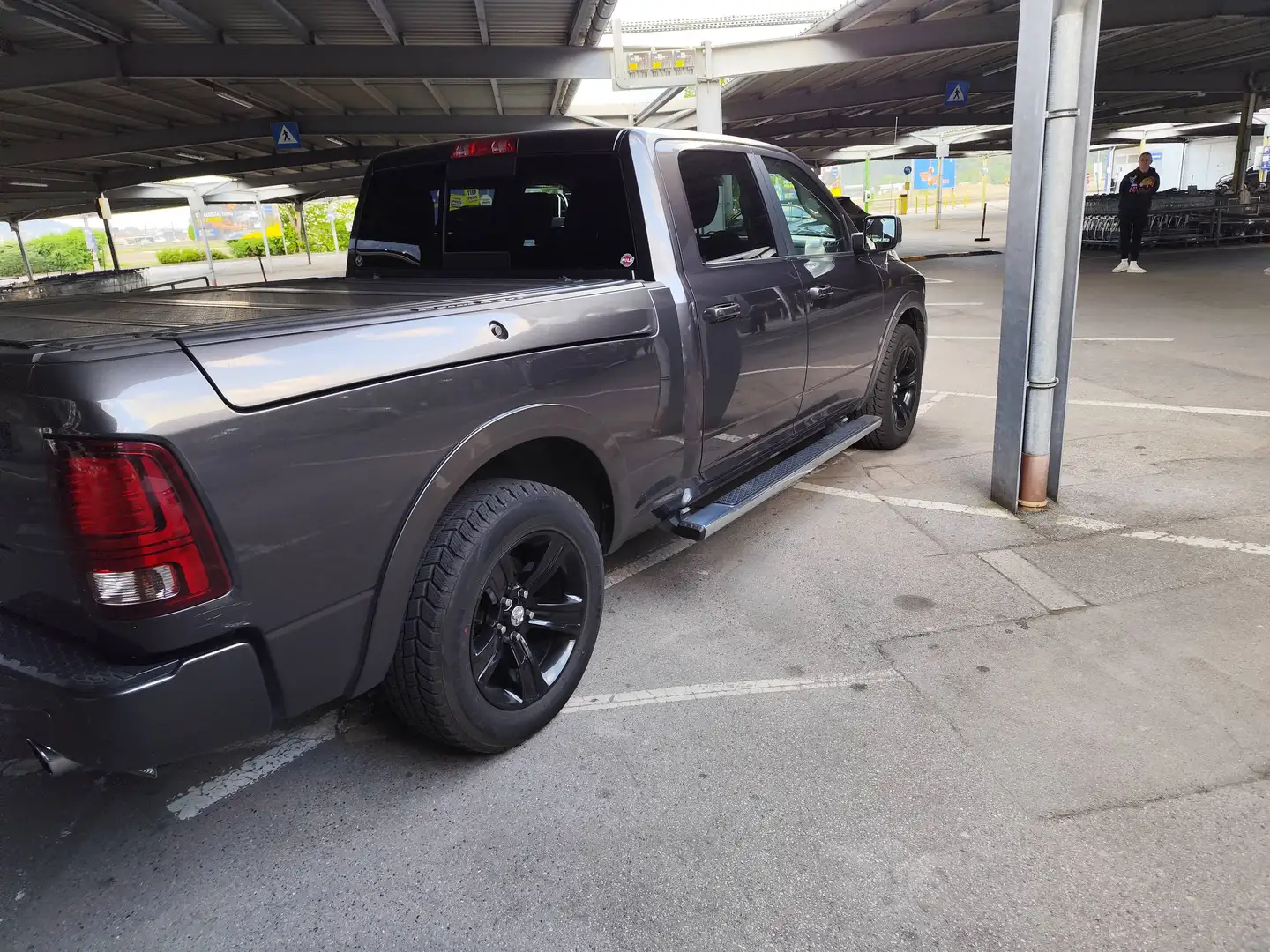 Dodge RAM 1500 Sport Grau - 2