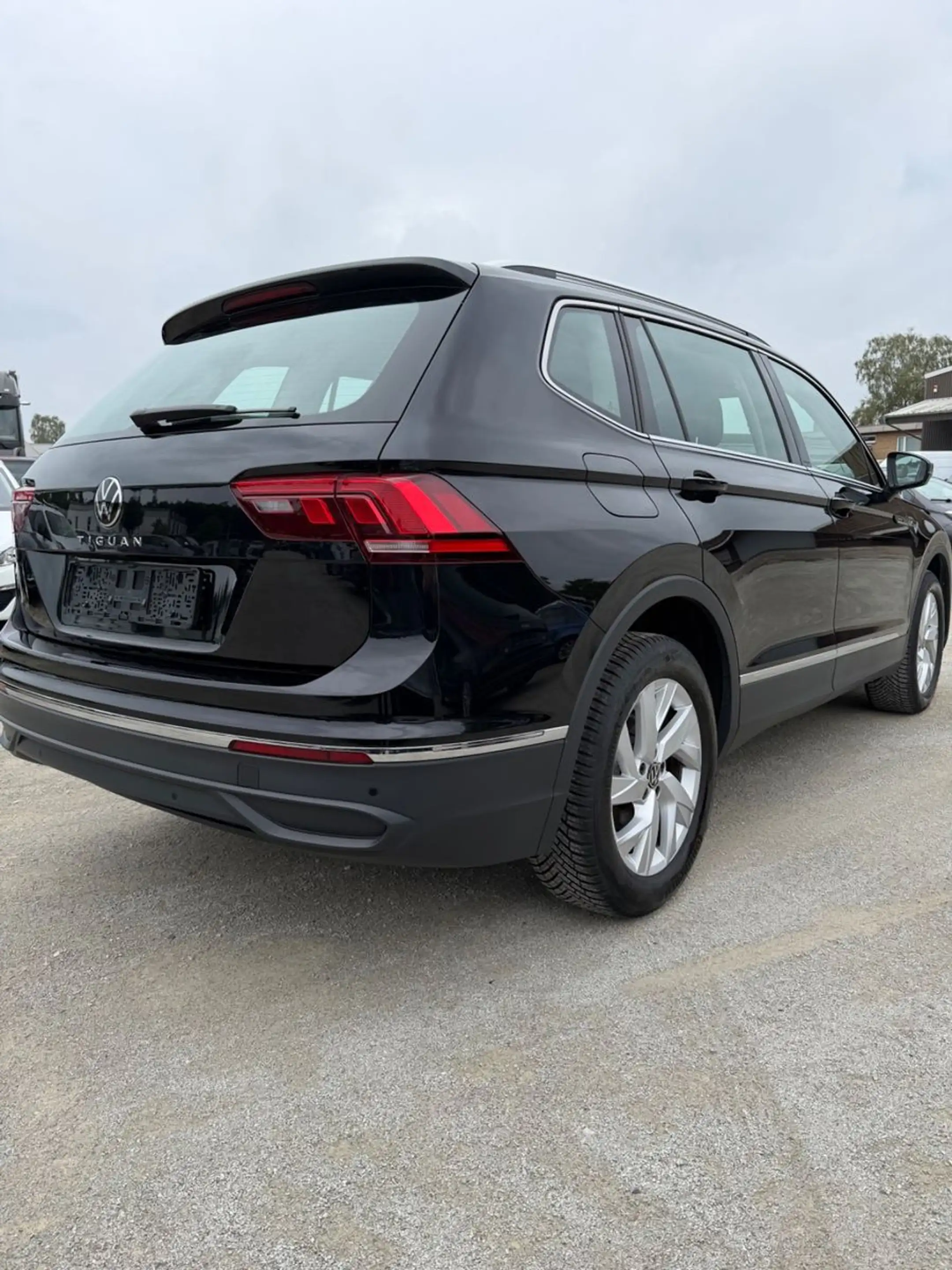 Volkswagen Tiguan Allspace Life — photo 7