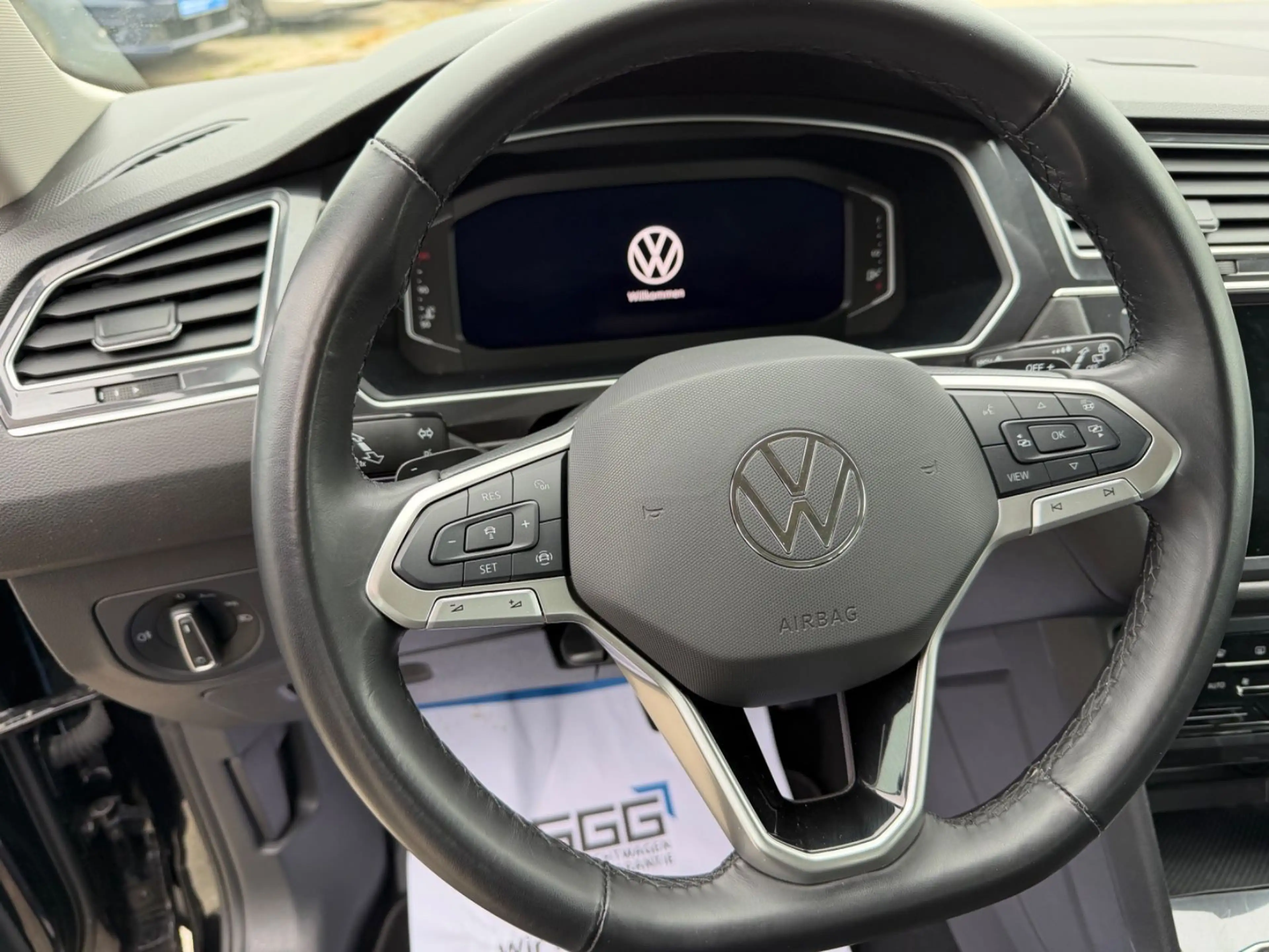 Volkswagen Tiguan Allspace Life — photo 11