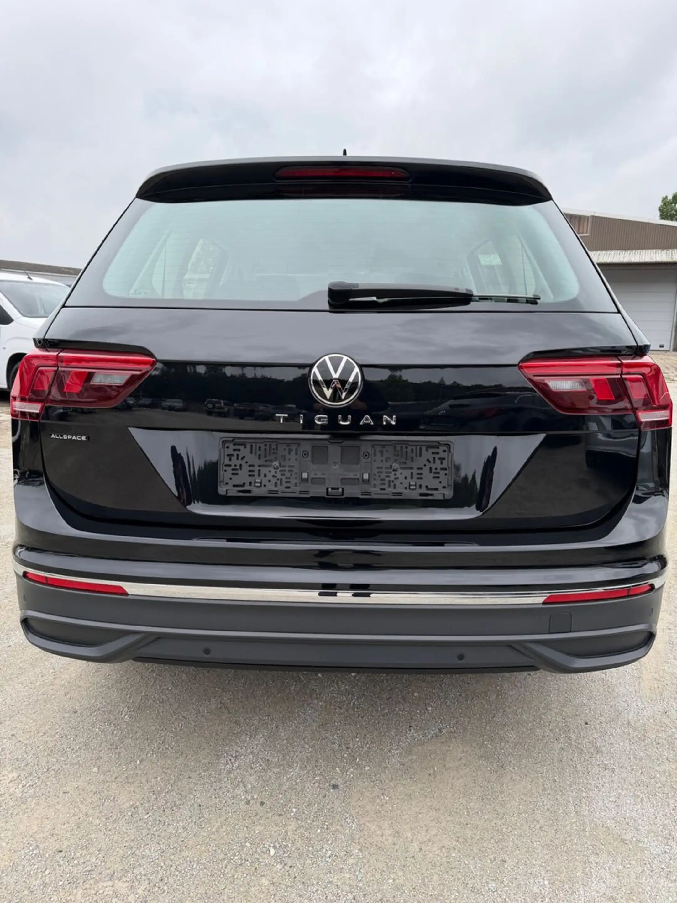 Volkswagen Tiguan Allspace Life — photo 6