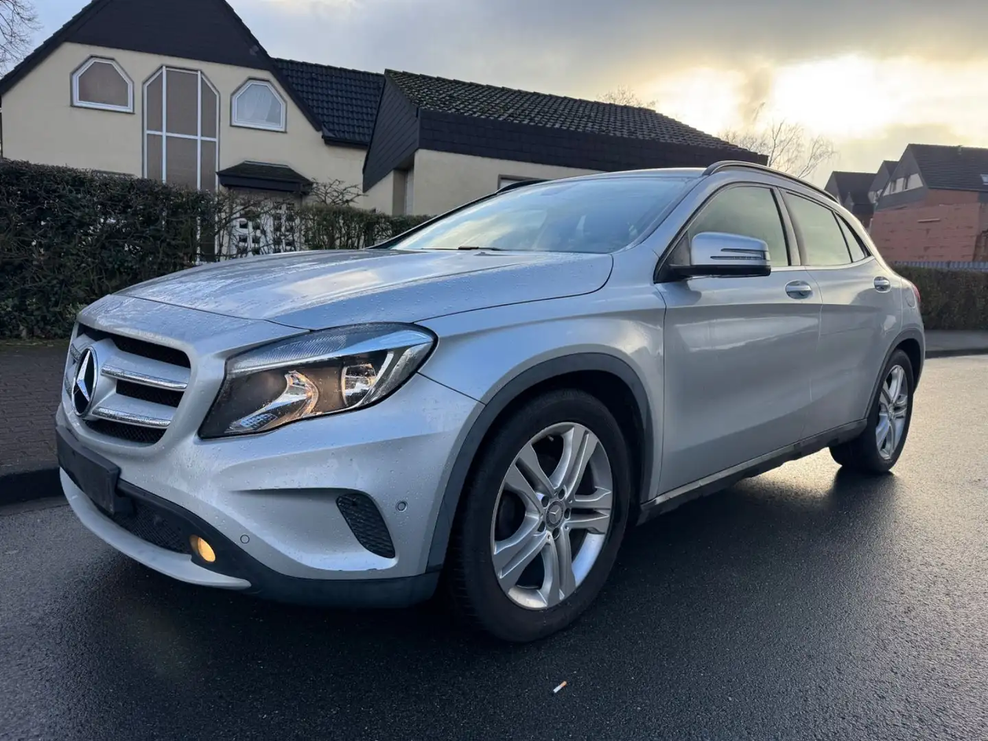Mercedes-Benz GLA 220 CDI  Automatik Mwst. Navi SHZ TÜV Camera Stříbrná - 1