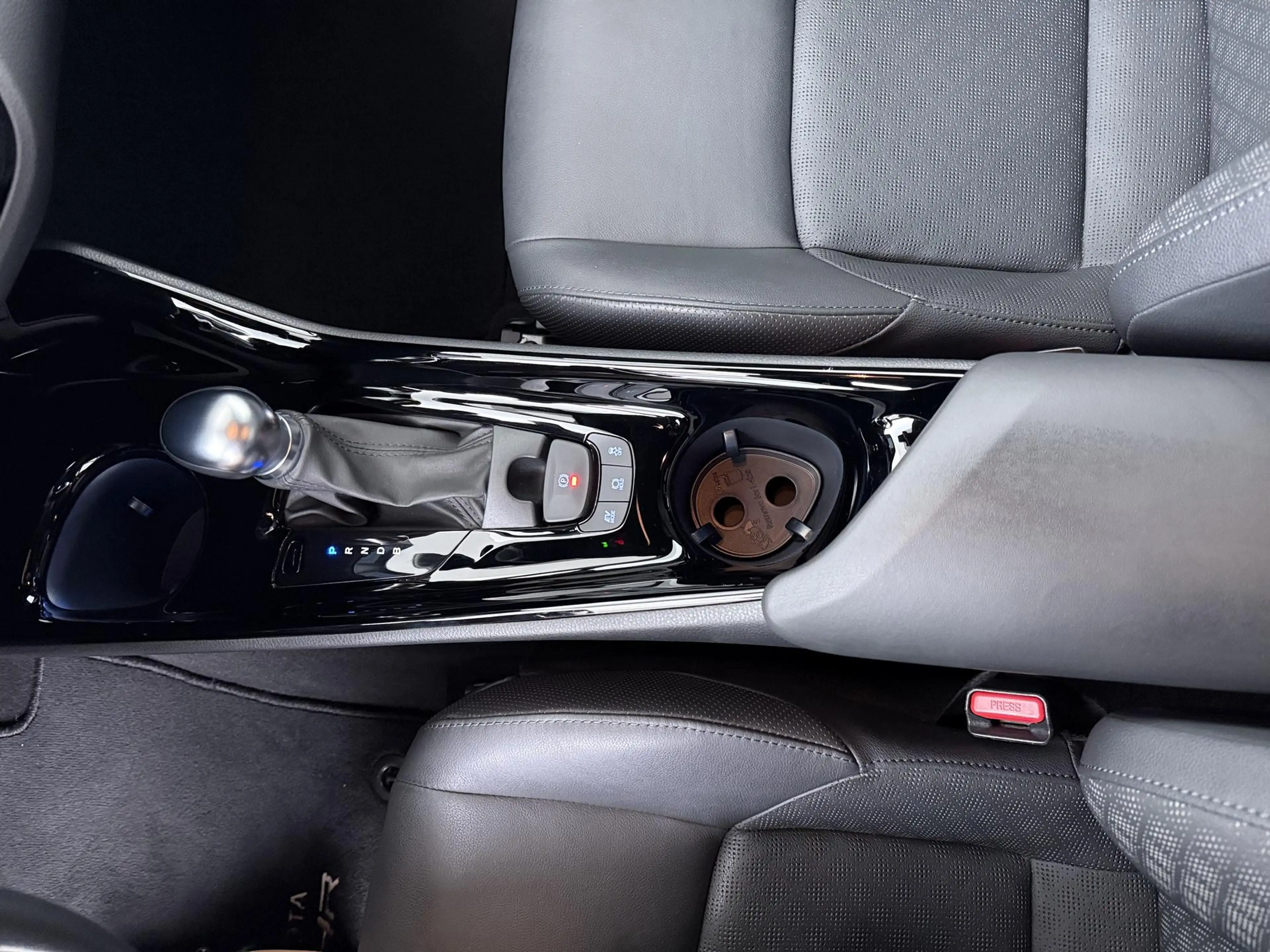 Toyota C-HR 1.8 Hybrid Style Luxury | Trekhaak | JBL Audio | C — photo 12