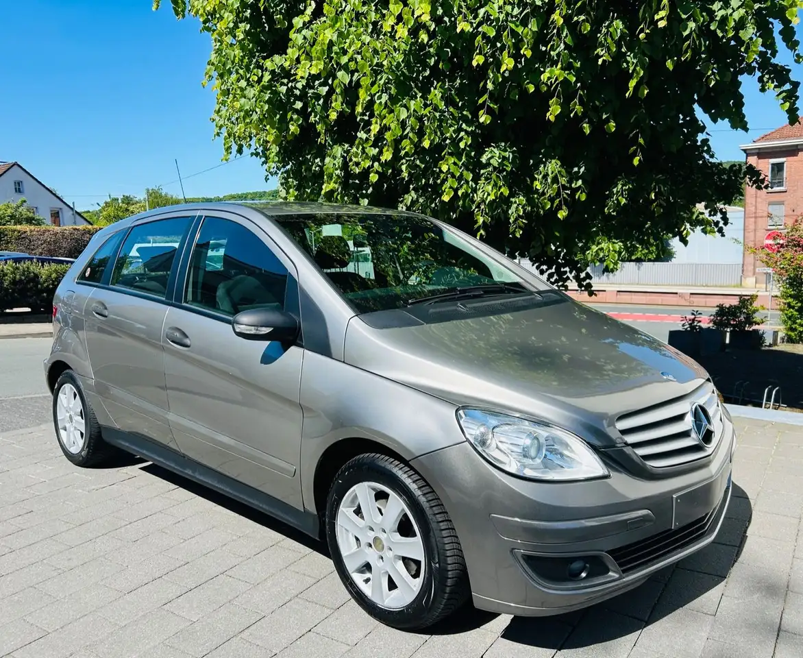 Mercedes-Benz B 180