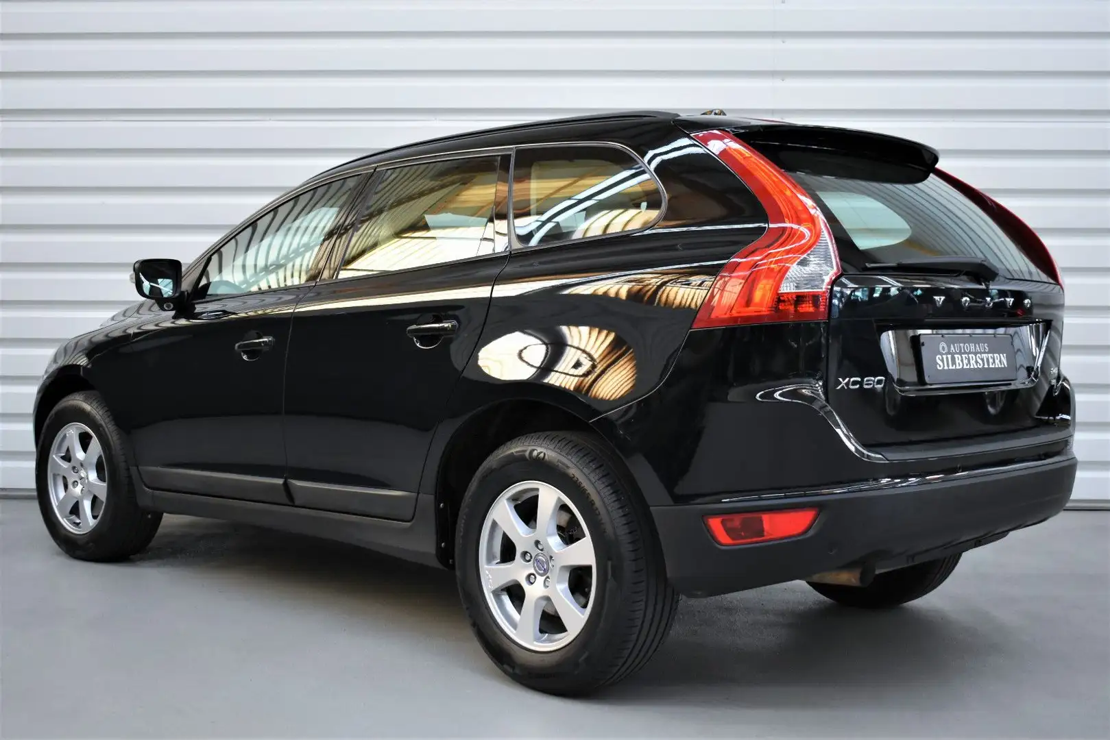 Volvo XC60 2.4 Kinetic Drive+Klima+Bi Xenon+SH+Leder Czarny - 2