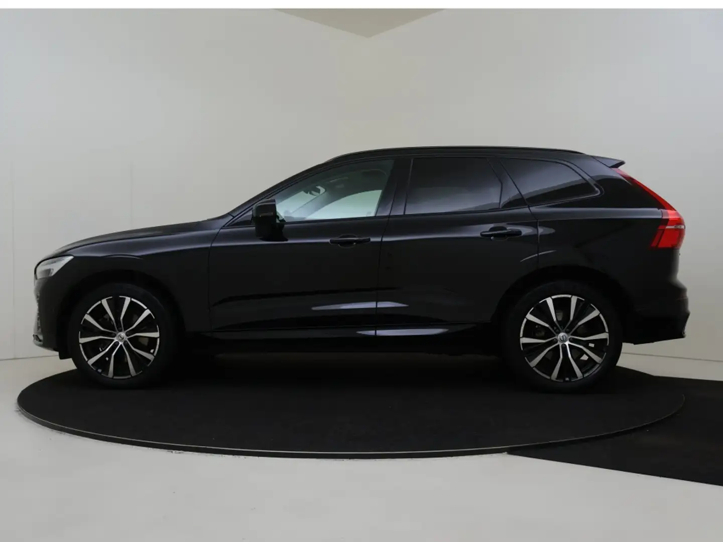 Volvo XC60 B5 Ultimate Dark | Schuif-/kanteldak | Trekhaak | Zwart - 2