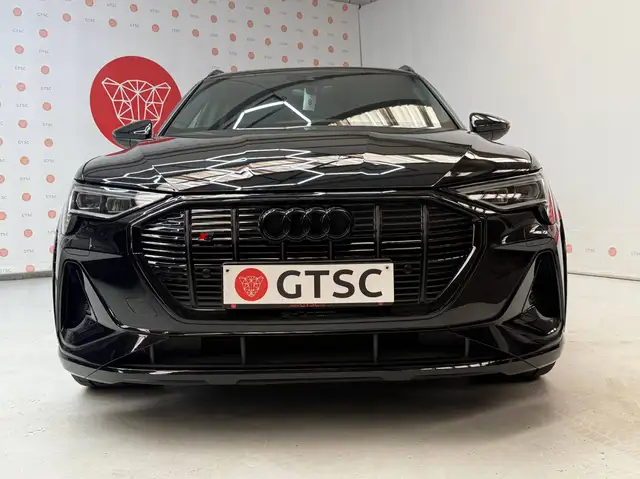 Audi E-Tron S view 12