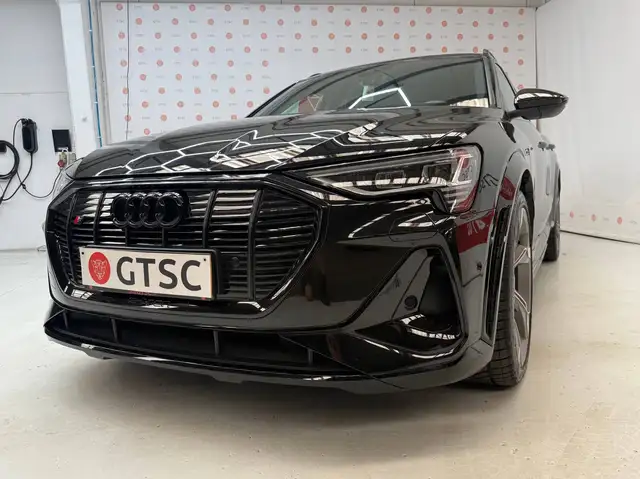 Audi E-Tron S view 3