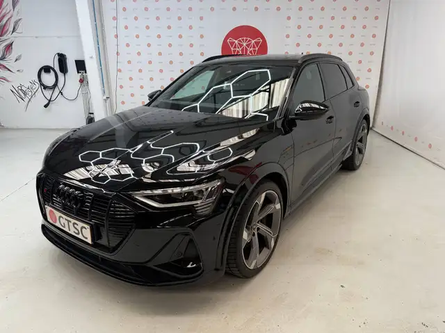 Audi e-tron S 95 kWh Quattro 370kW Black styling pakket plus Virtual mirrors 360 camera Zwarte remklauwen ACC Pano dak 22" Audi sport