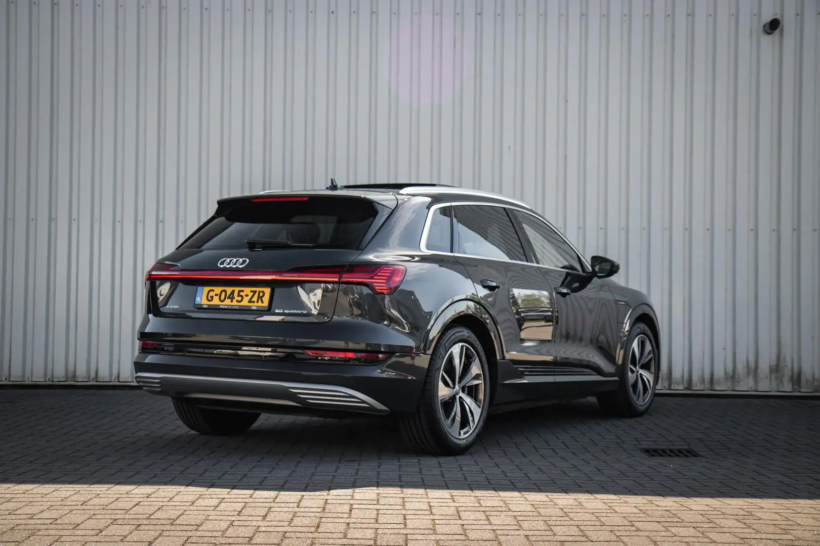 Audi e-tron 50 313pk quattro Launch Edition Plus 71 kWh | Pano Grijs - 2