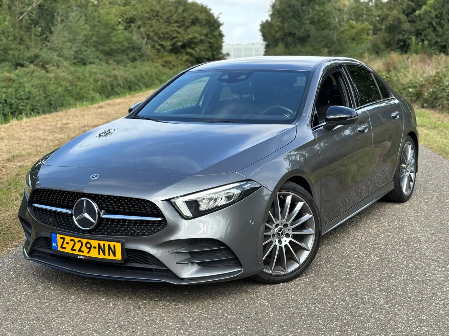 Mercedes-Benz A 200 Premium Plus AMG pakket/19''/Camera/Cruise Grau - 1